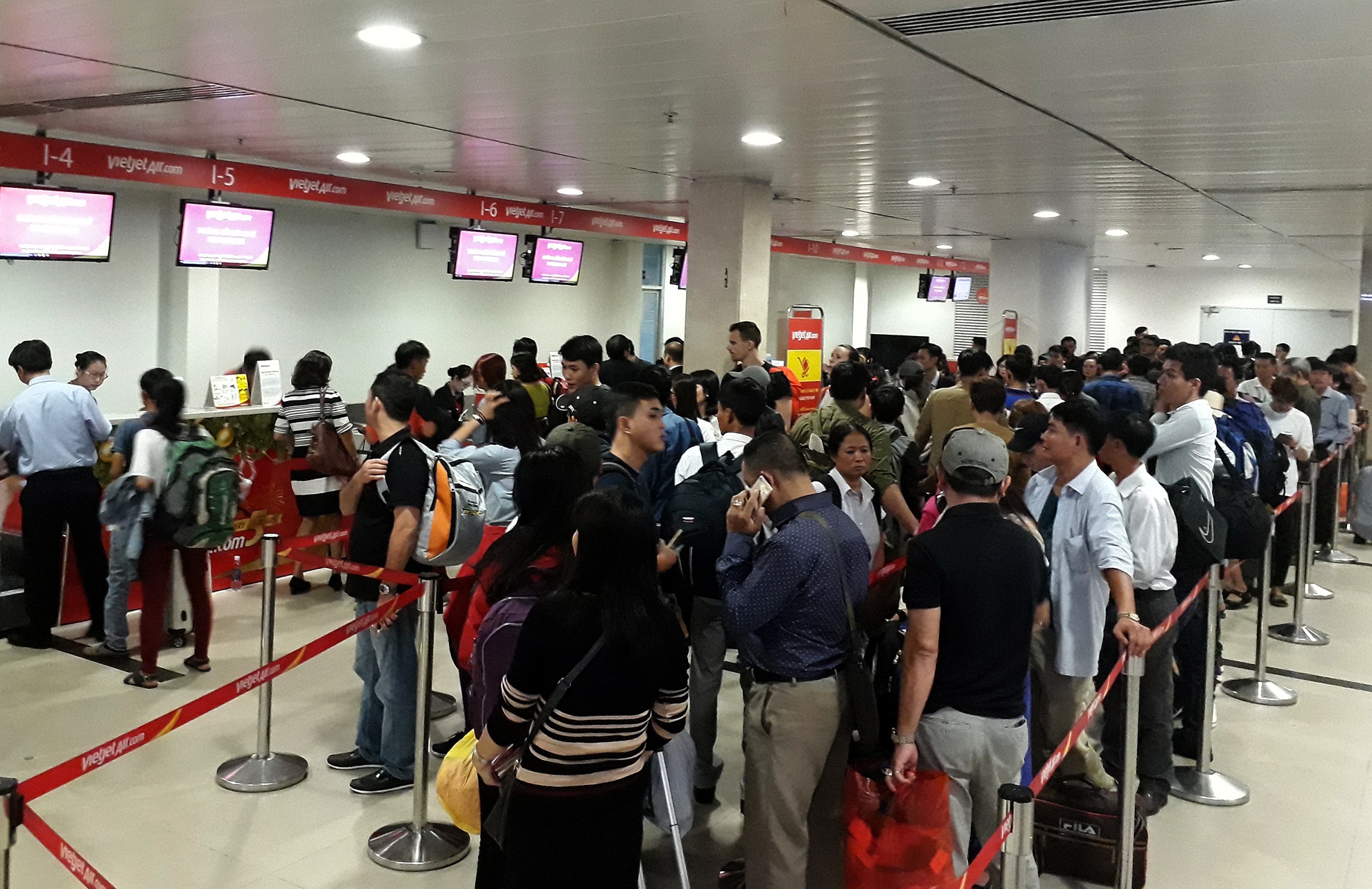 San bay Tan Son Nhat chat cung nguoi anh 2