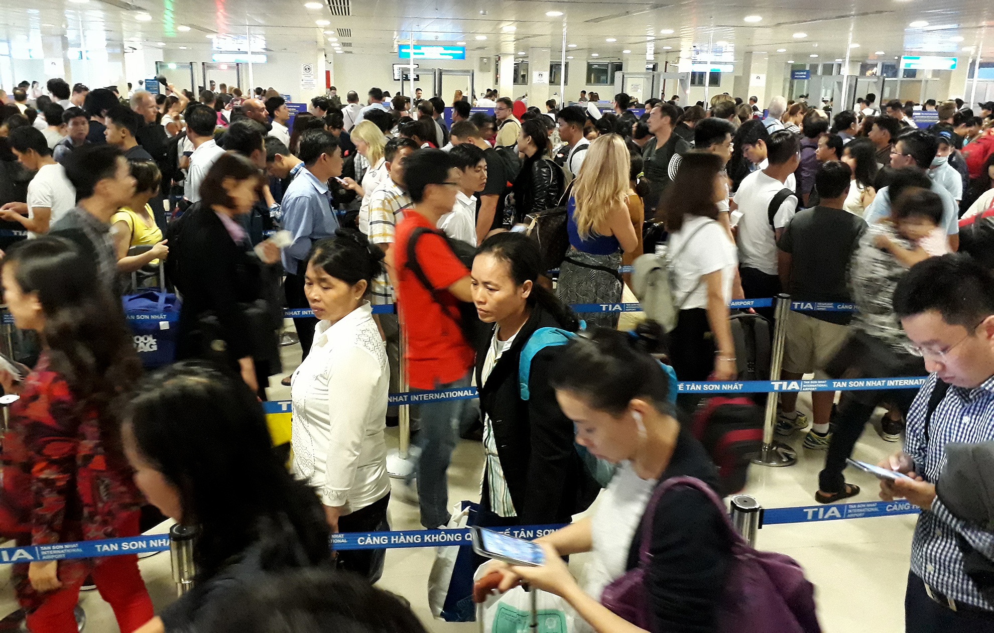 San bay Tan Son Nhat chat cung nguoi anh 6