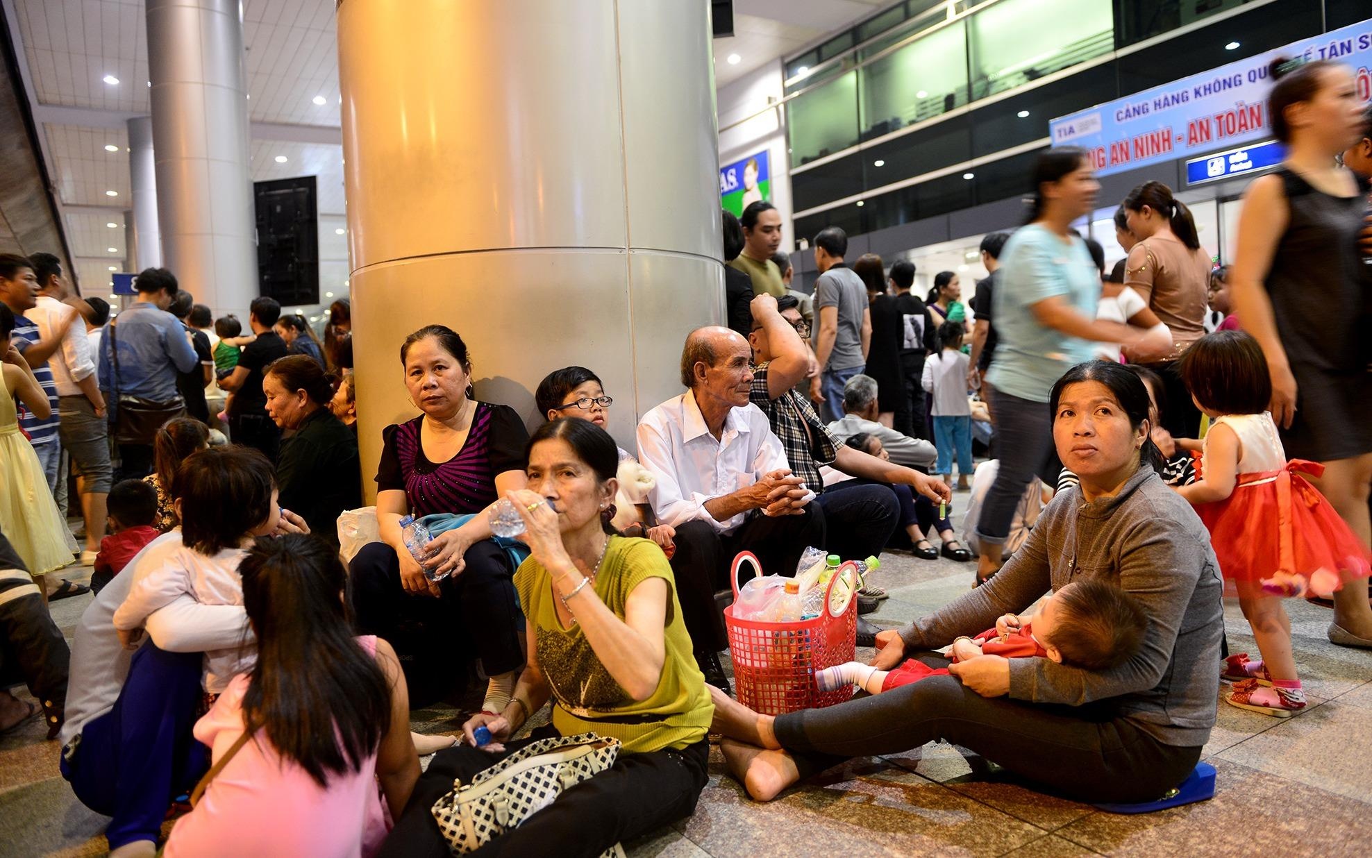 Giua dem, Tan Son Nhat van ngap nguoi don Viet kieu ve Tet hinh anh