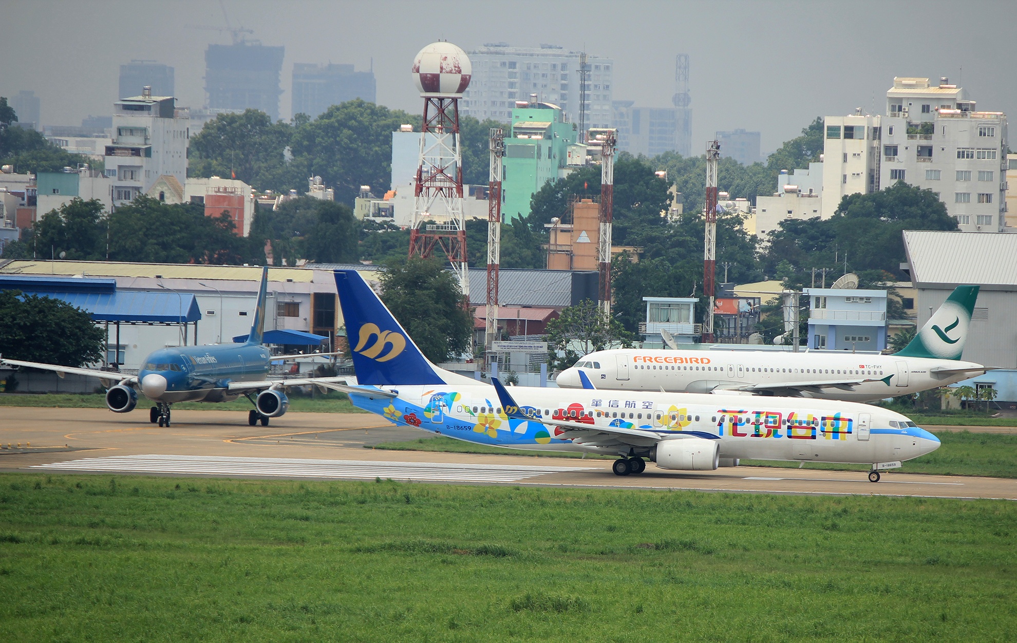 may bay cho cat canh o san bay Tan Son Nhat anh 10