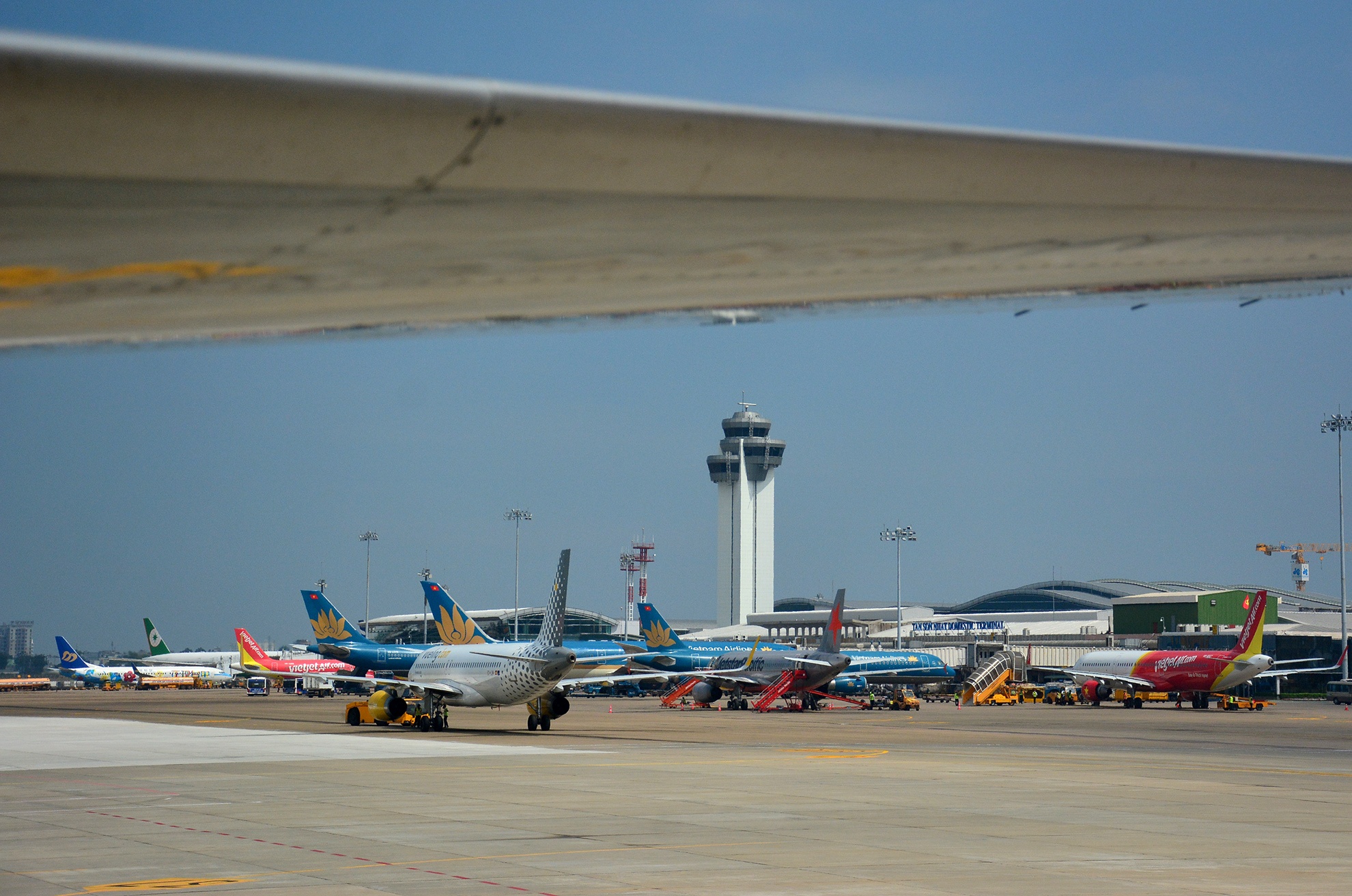 may bay cho cat canh o san bay Tan Son Nhat anh 11