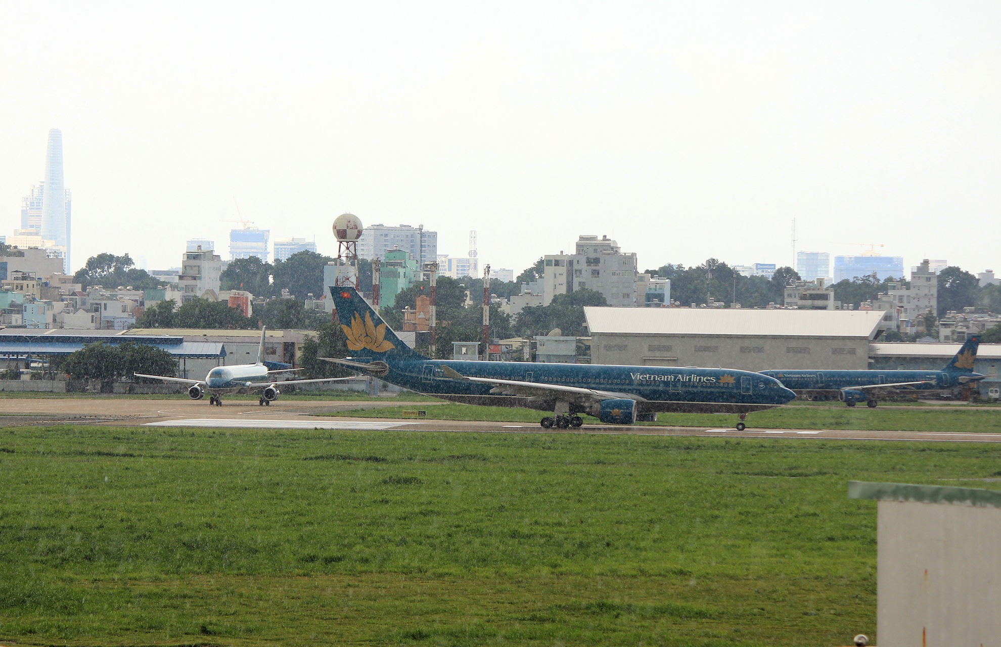 may bay cho cat canh o san bay Tan Son Nhat anh 13