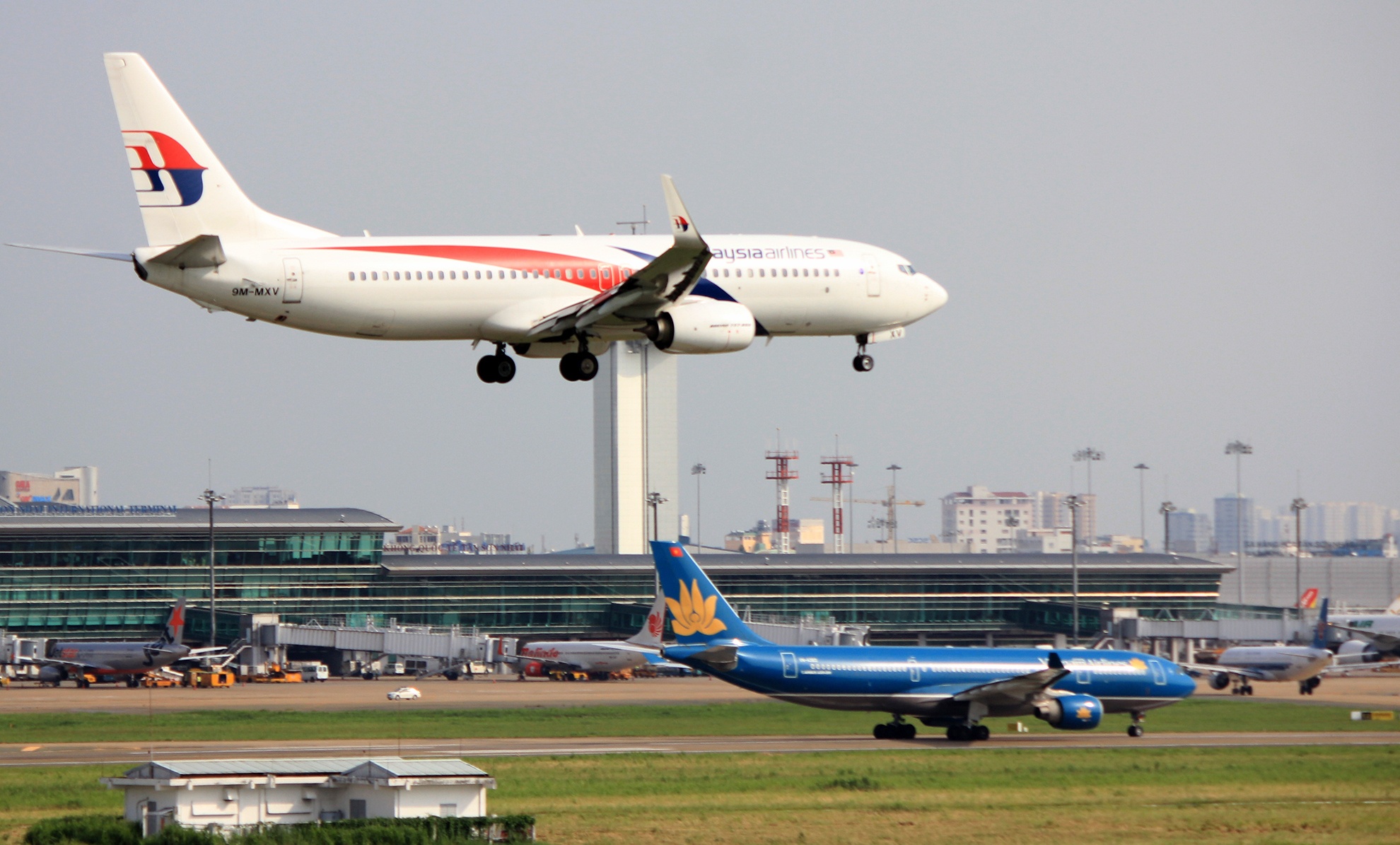 may bay cho cat canh o san bay Tan Son Nhat anh 14