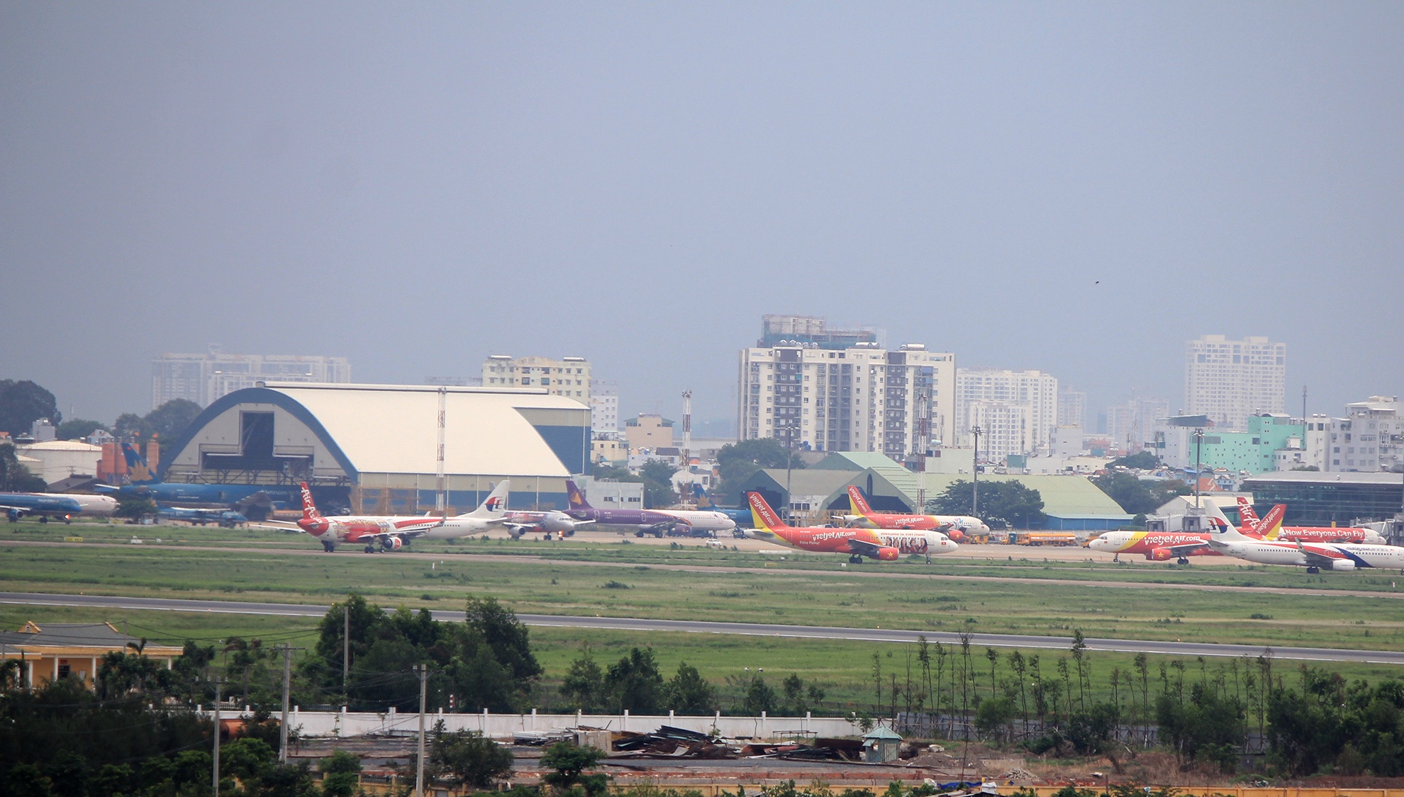 may bay cho cat canh o san bay Tan Son Nhat anh 1