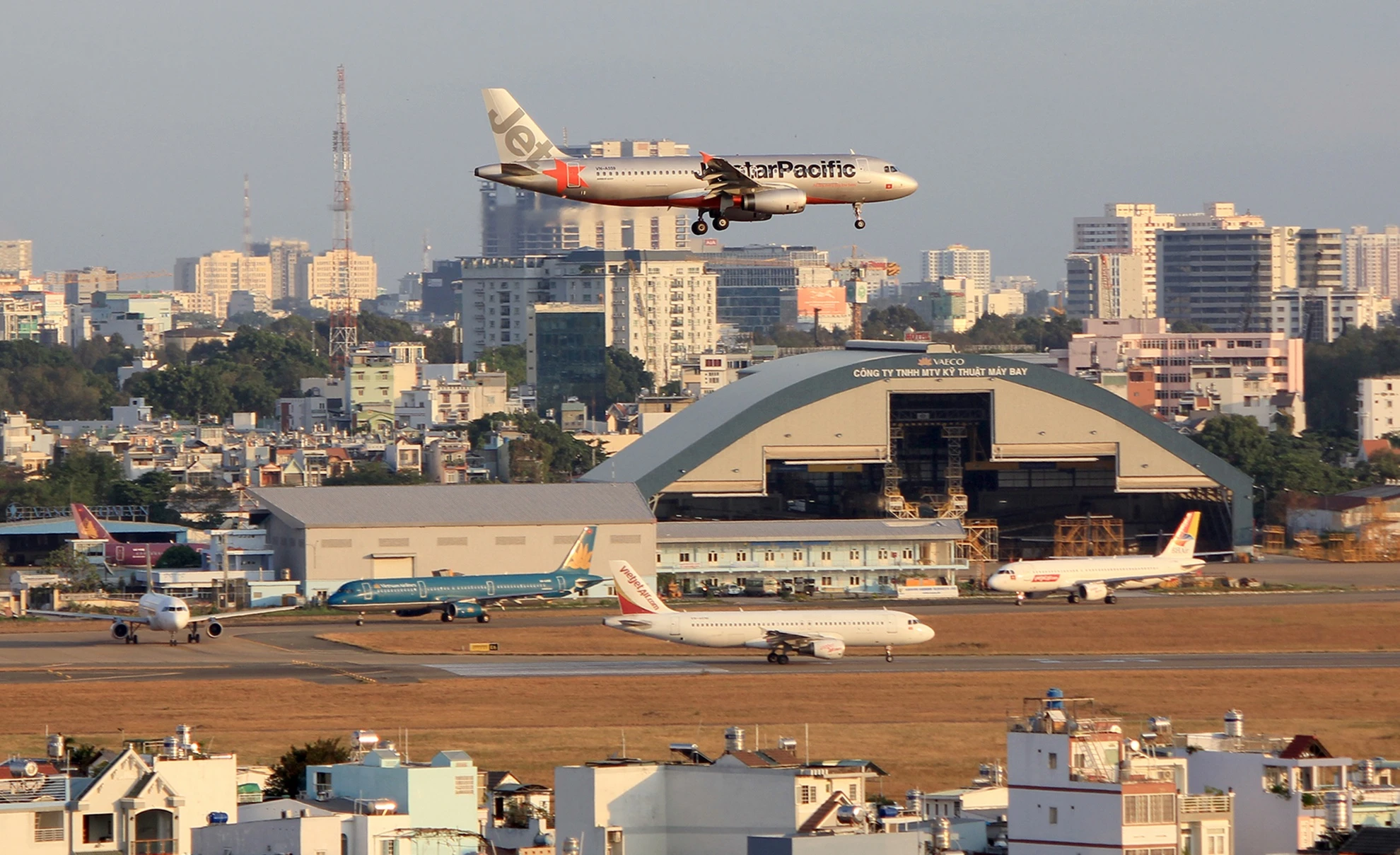 may bay cho cat canh o san bay Tan Son Nhat anh 3