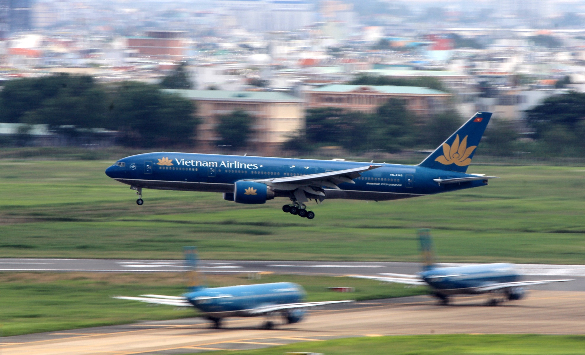 may bay cho cat canh o san bay Tan Son Nhat anh 6