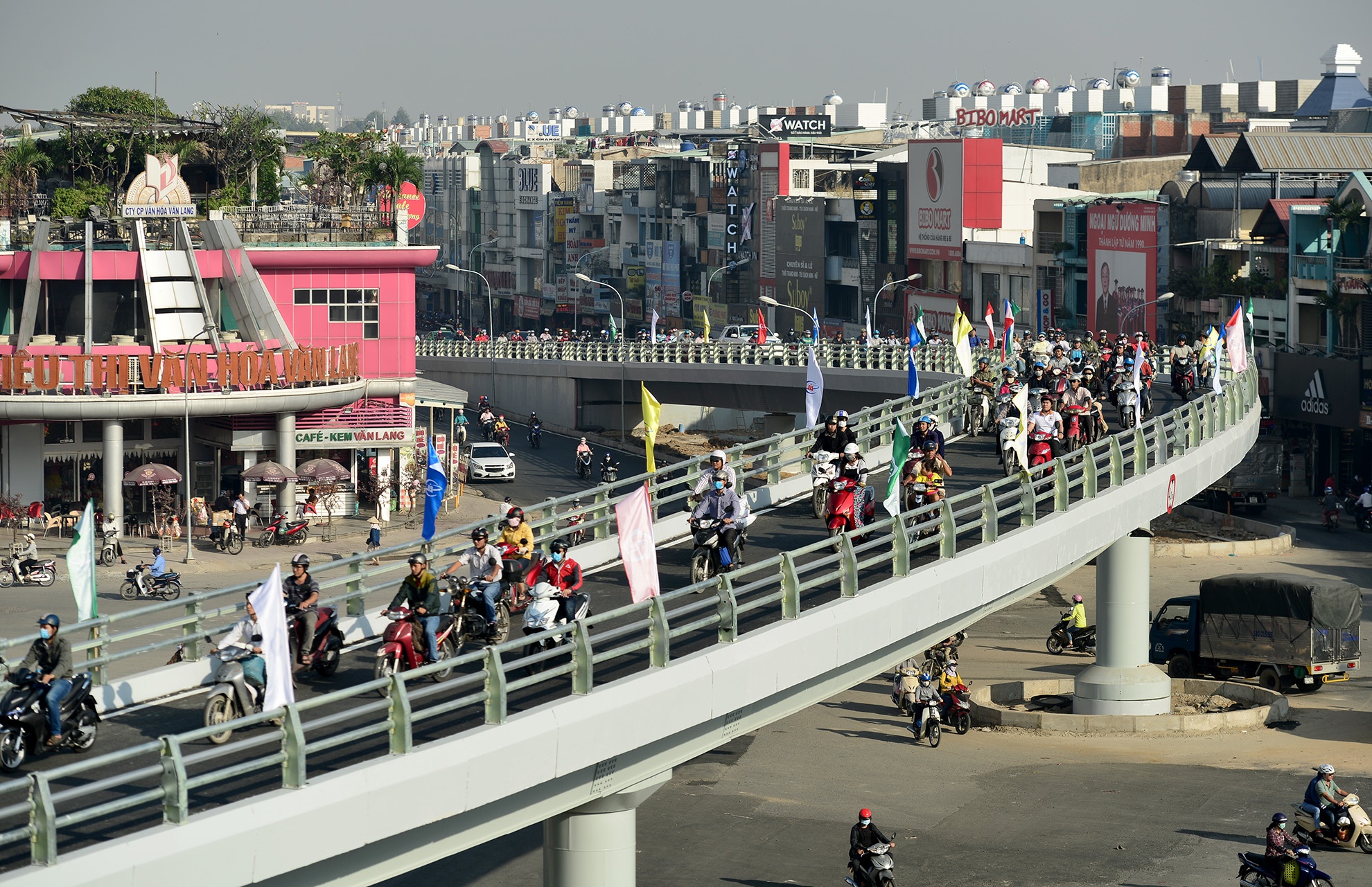 Thong xe mot nhanh cau vuot nga sau Go Vap hinh anh