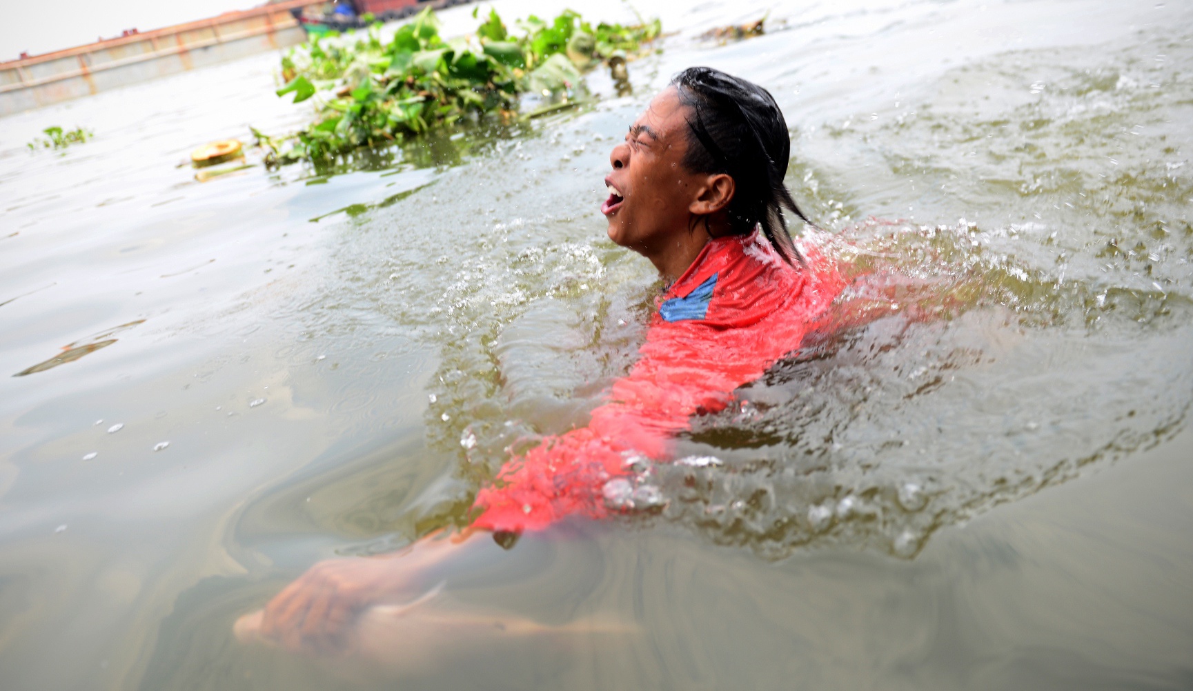 Boi nhay bat ca chep Tao quan tren song Sai Gon hinh anh