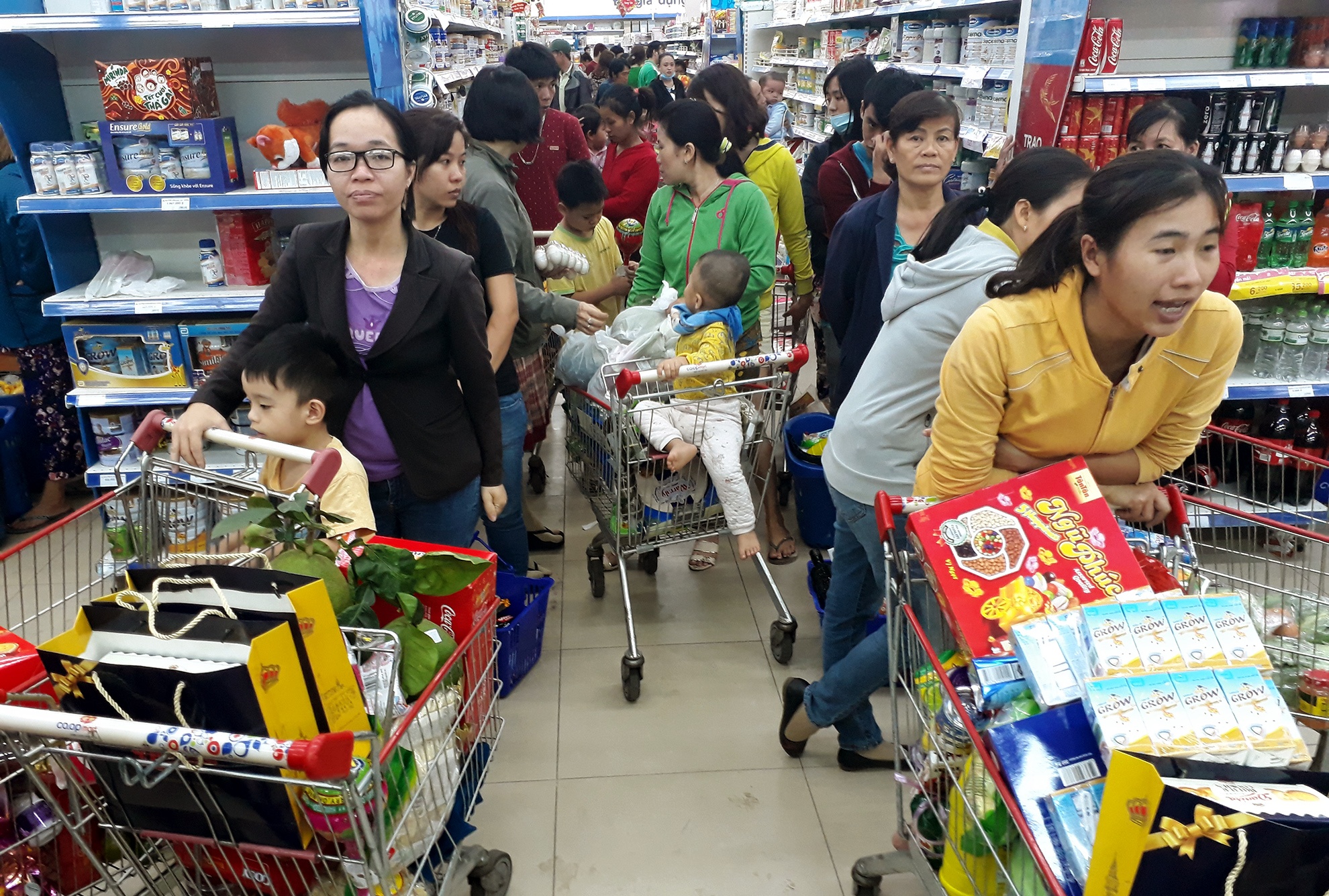 xep hang dai cho thanh toan trong sieu thi anh 10