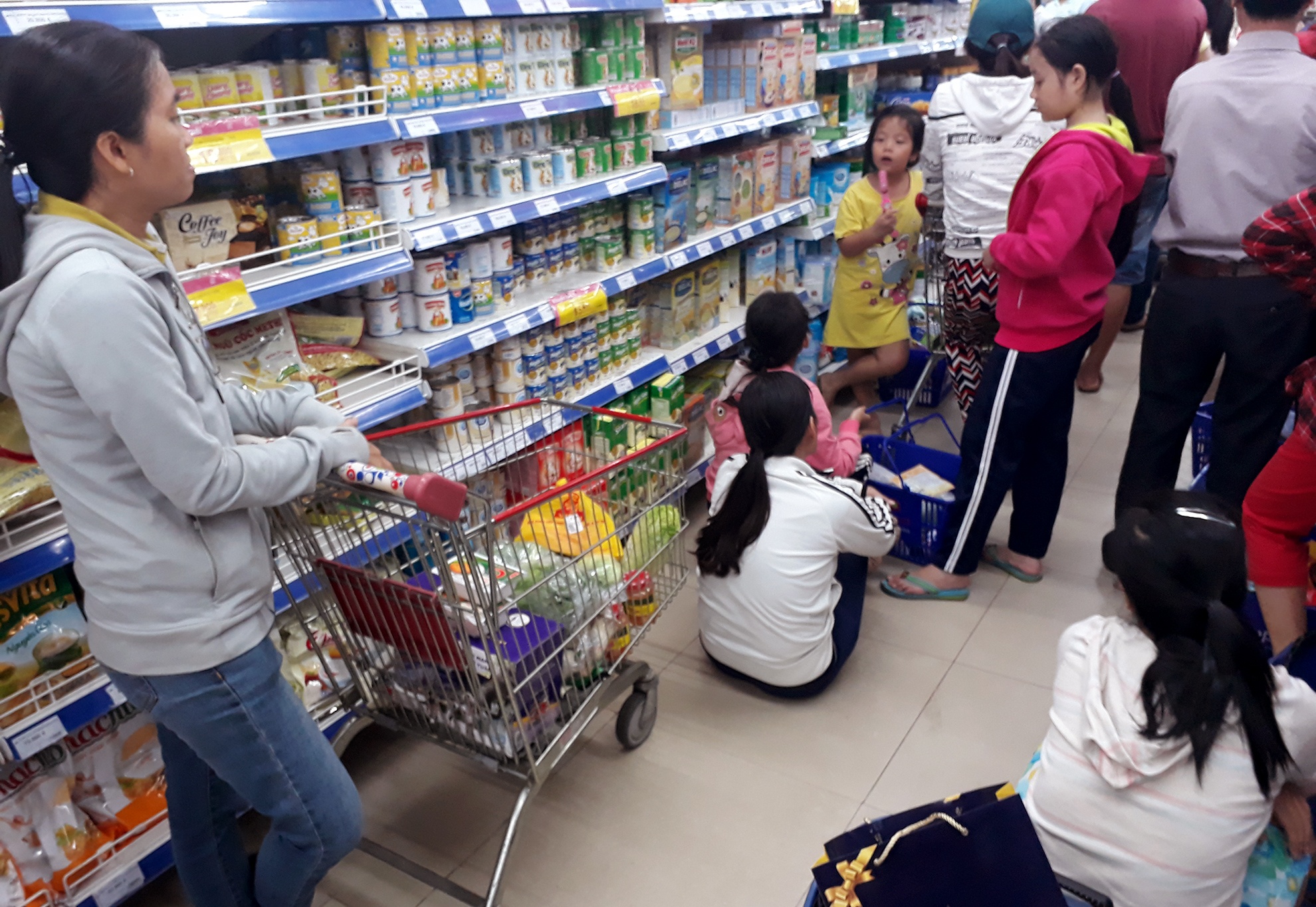 xep hang dai cho thanh toan trong sieu thi anh 12