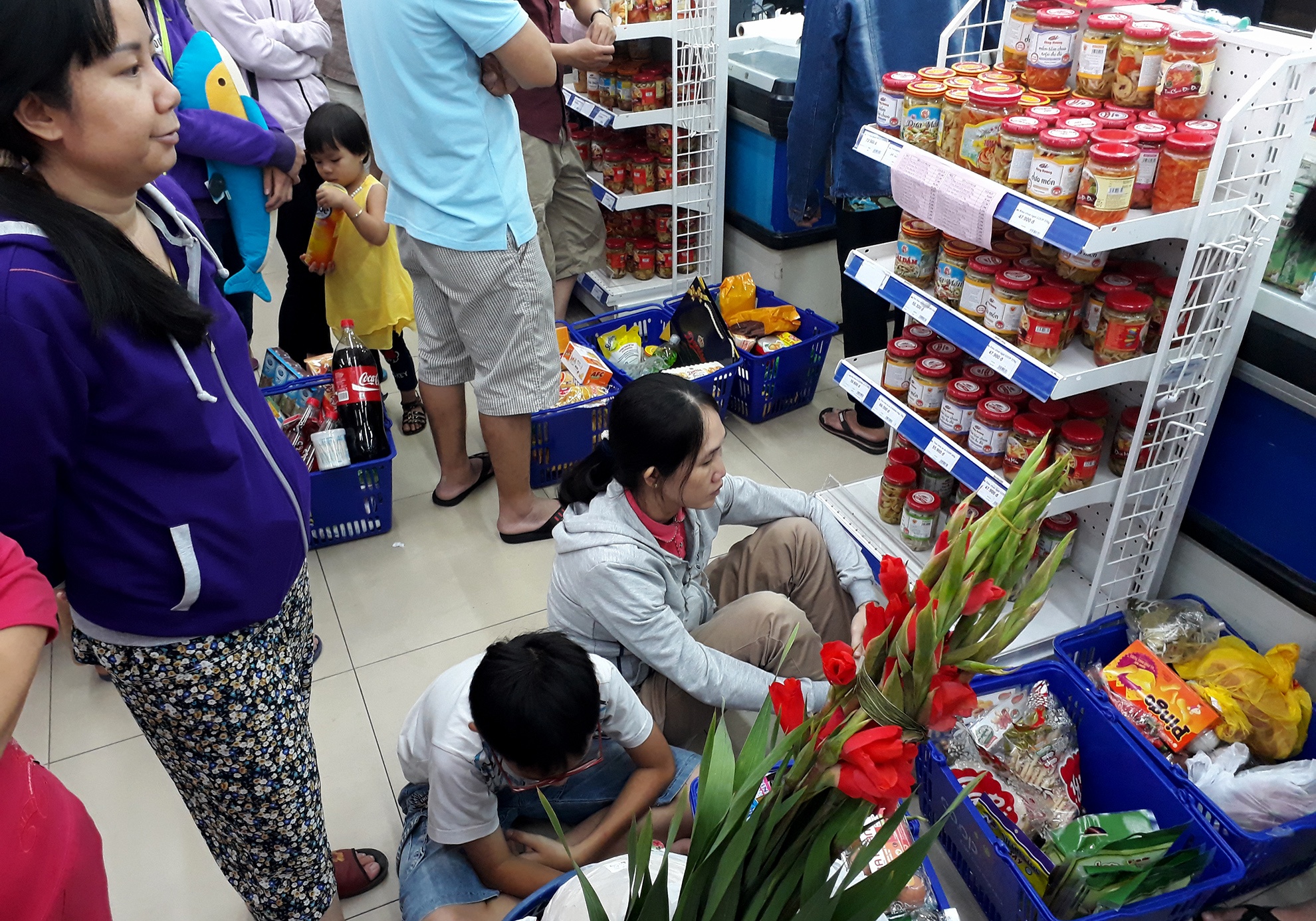 xep hang dai cho thanh toan trong sieu thi anh 13