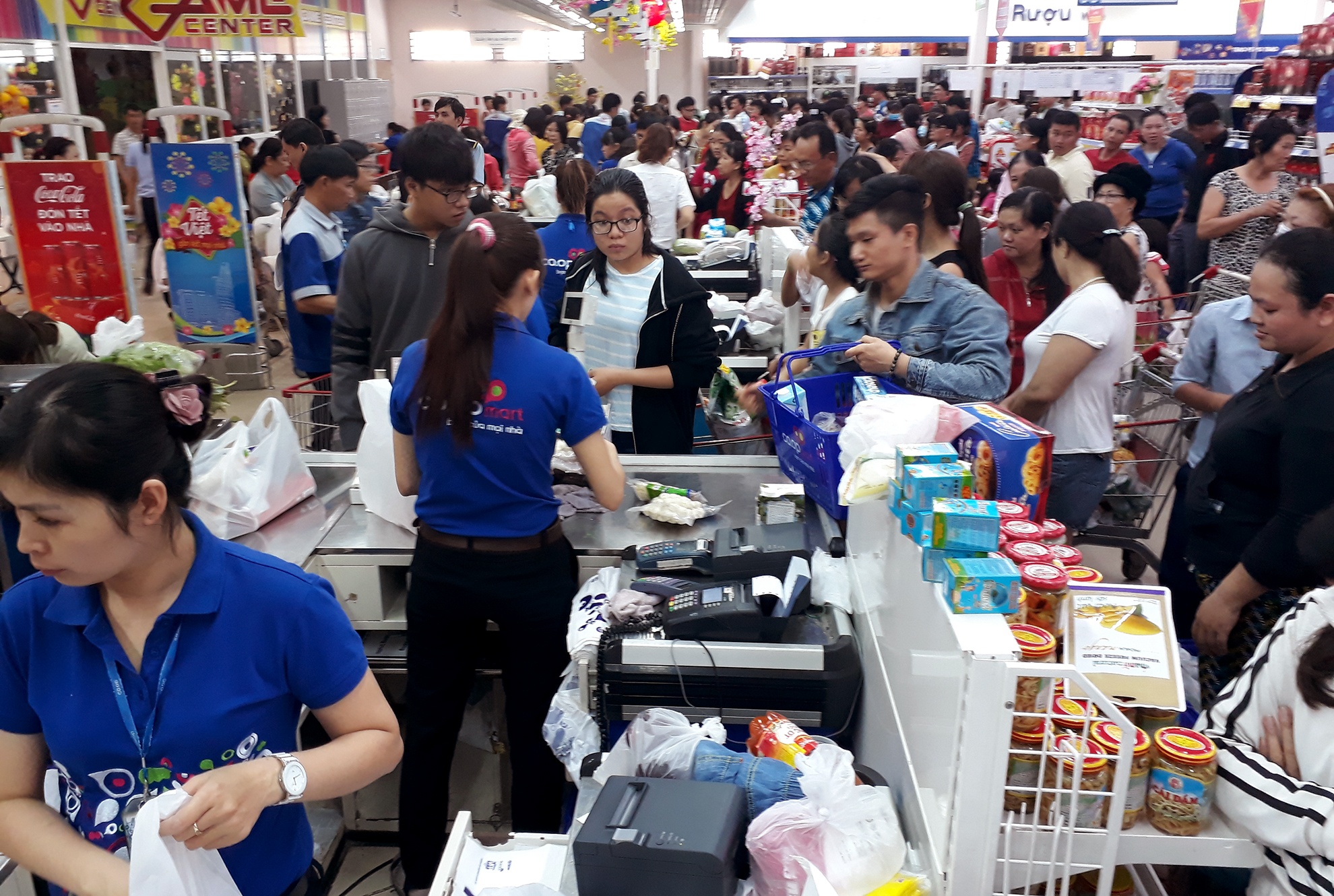 xep hang dai cho thanh toan trong sieu thi anh 15