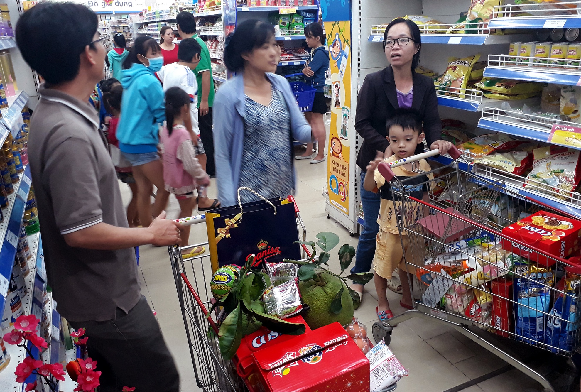 xep hang dai cho thanh toan trong sieu thi anh 4