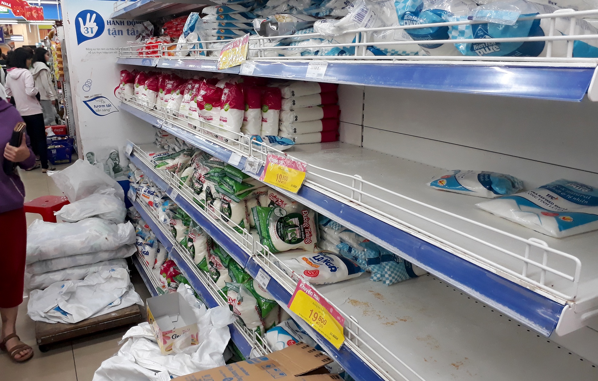 xep hang dai cho thanh toan trong sieu thi anh 6