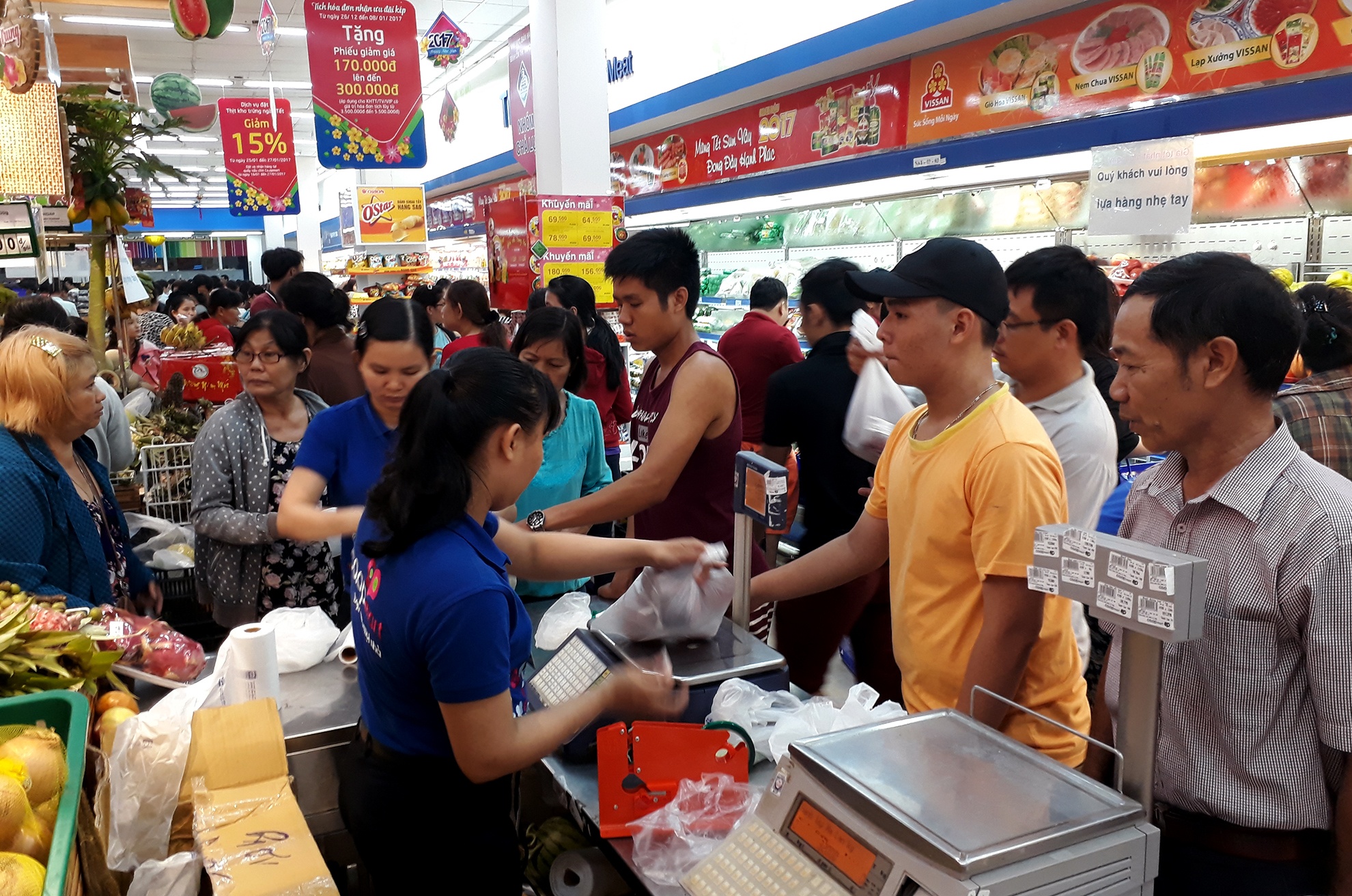 xep hang dai cho thanh toan trong sieu thi anh 8