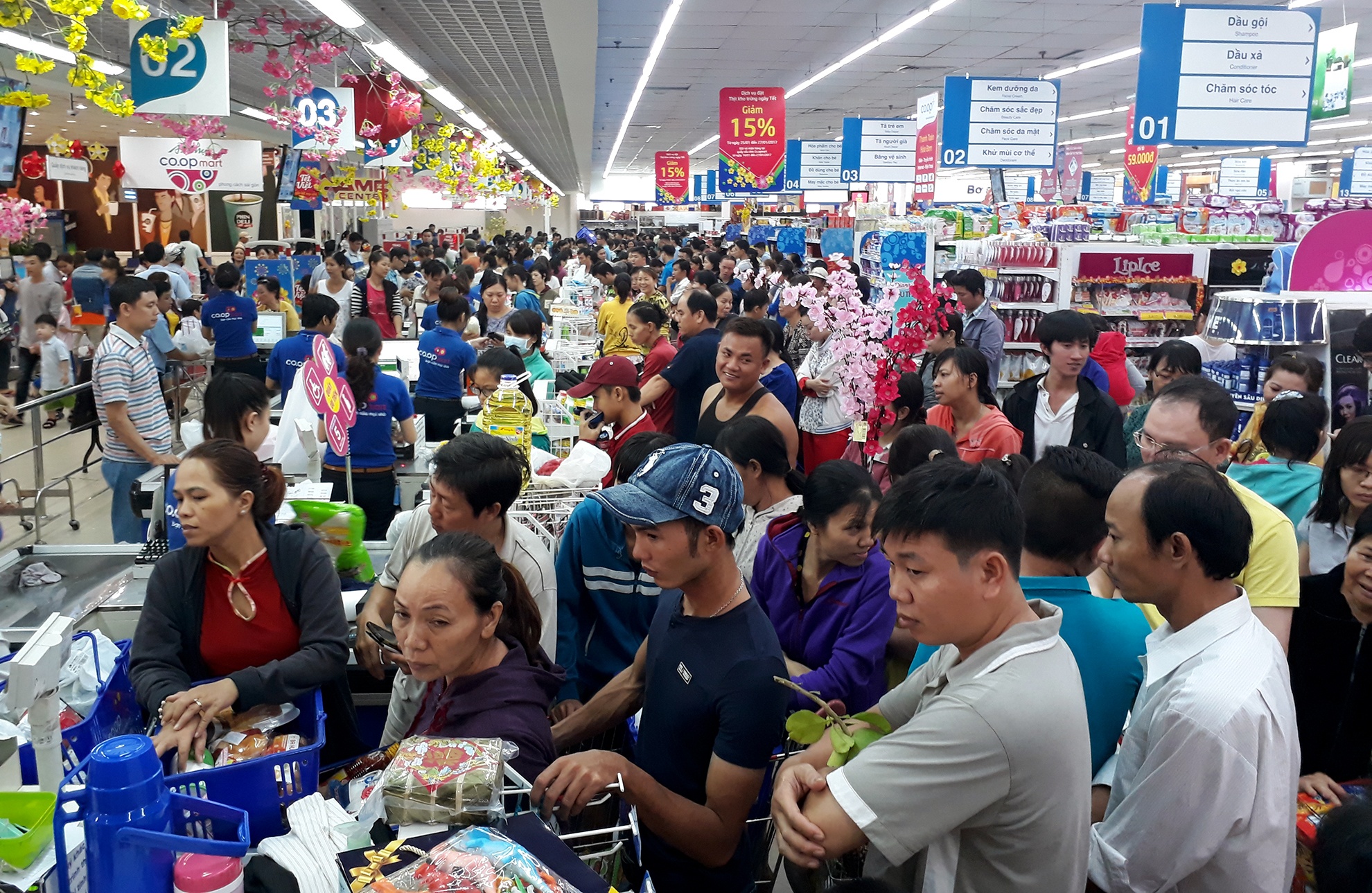 xep hang dai cho thanh toan trong sieu thi anh 9