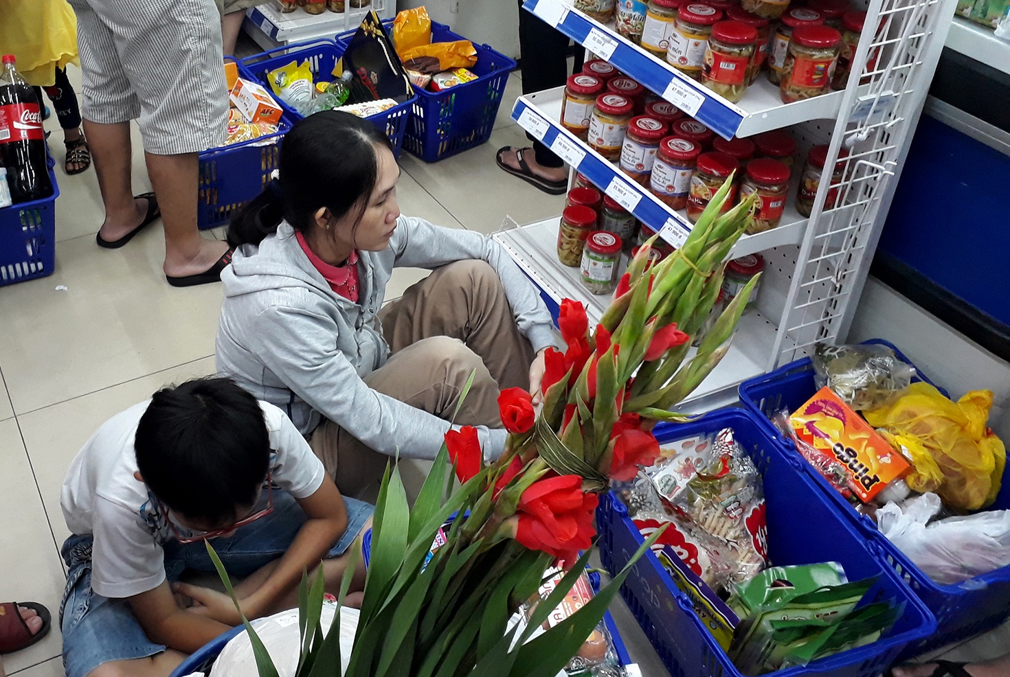 Dung ngoi hang dai trong sieu thi cho tinh tien o Sai Gon hinh anh