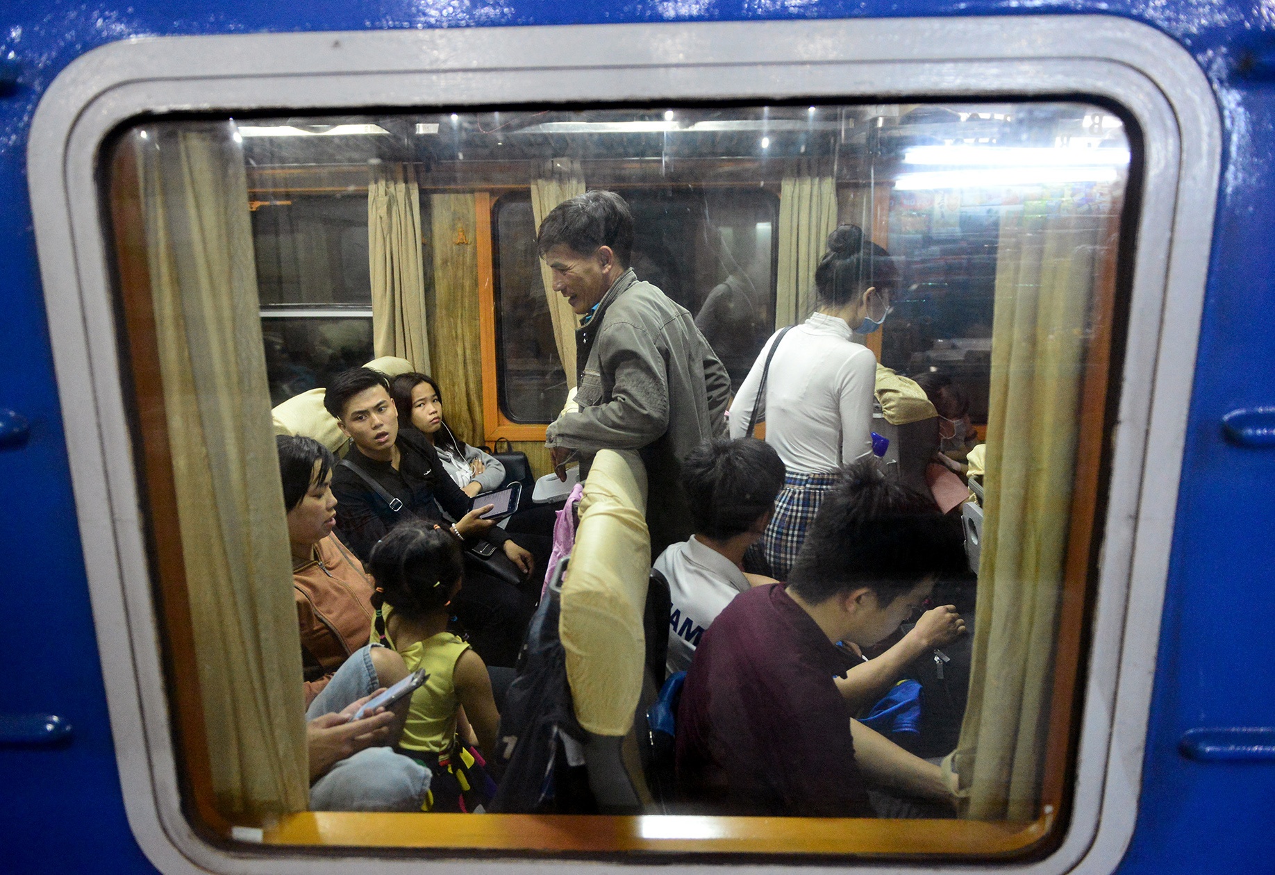 Chuyen tau dem dua nghin cong nhan ve que an Tet hinh anh