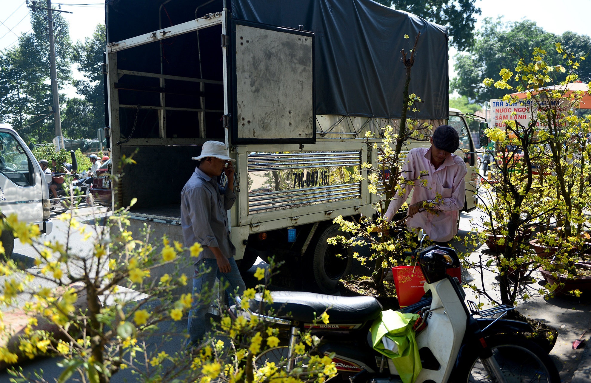 hoa Tet bi vut bo o Sai Gon anh 18