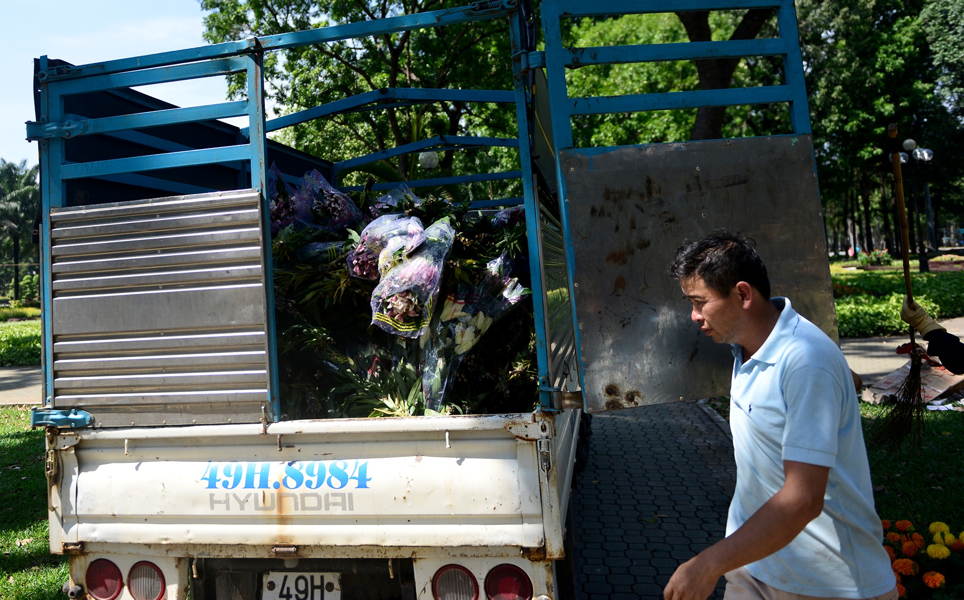 hoa Tet bi vut bo o Sai Gon anh 19