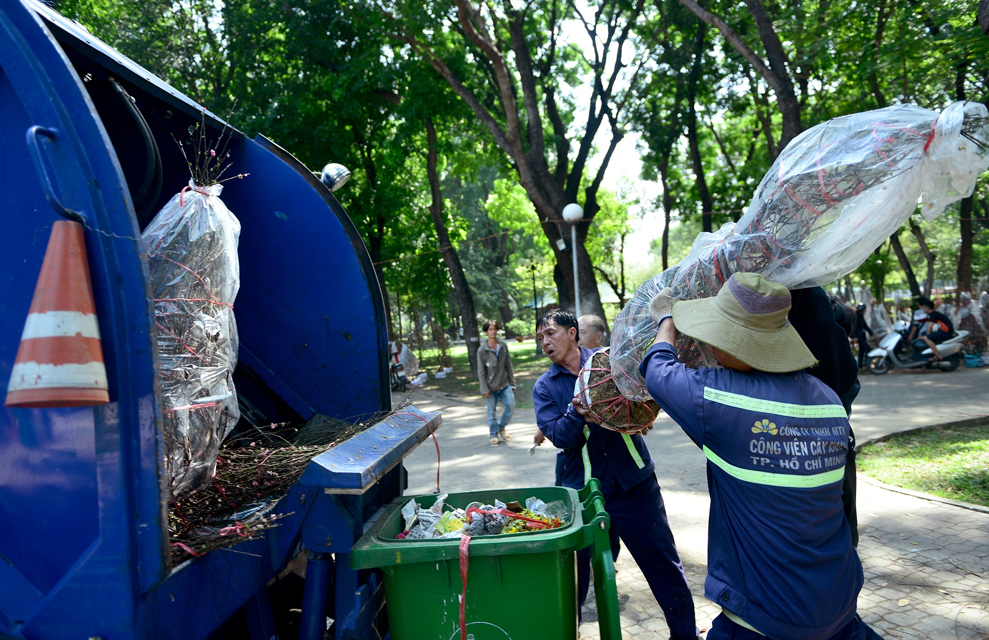hoa Tet bi vut bo o Sai Gon anh 7