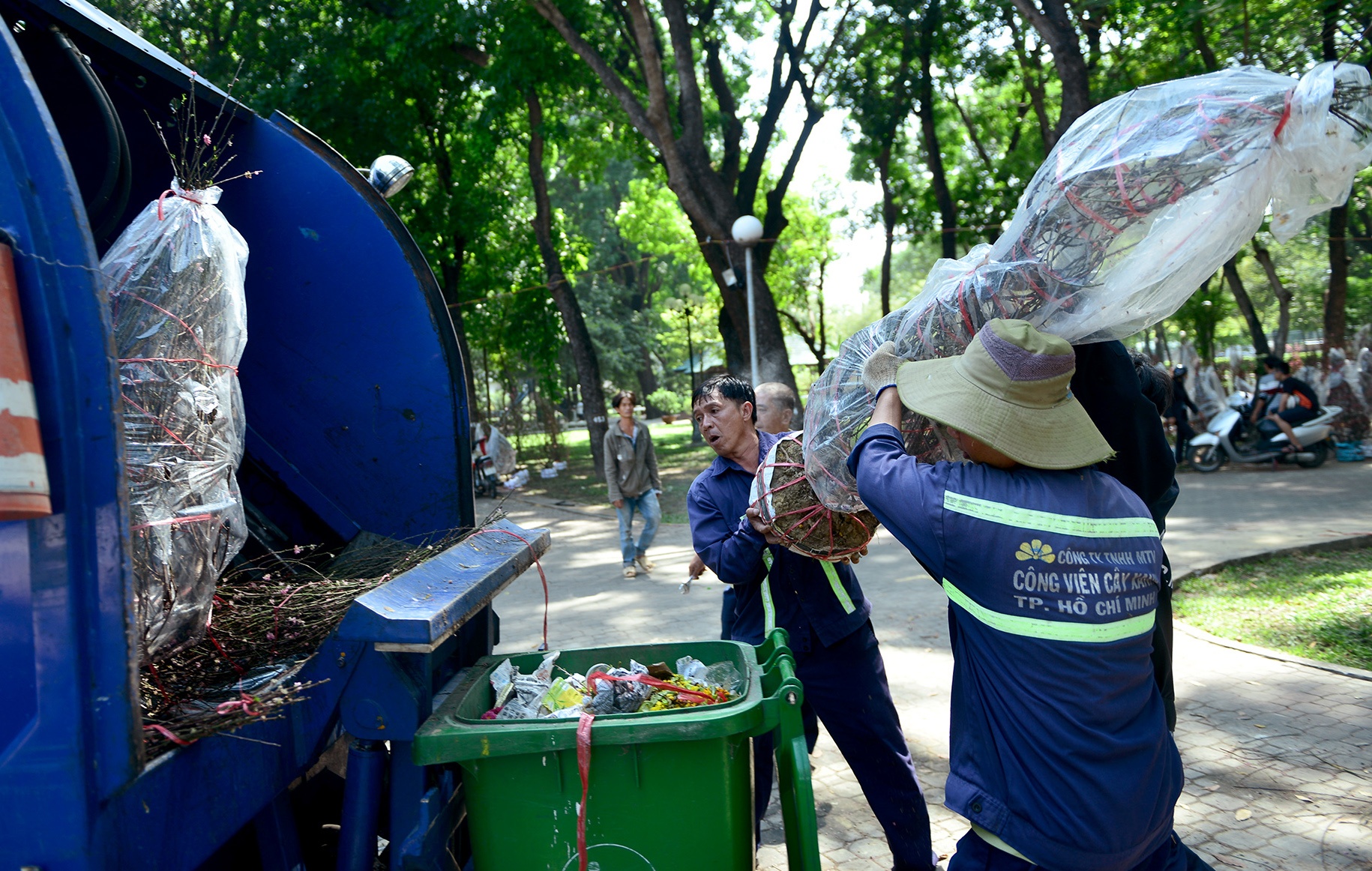 Tieu thuong vut hang tram cay dao, cuc vao xe rac o Sai Gon hinh anh