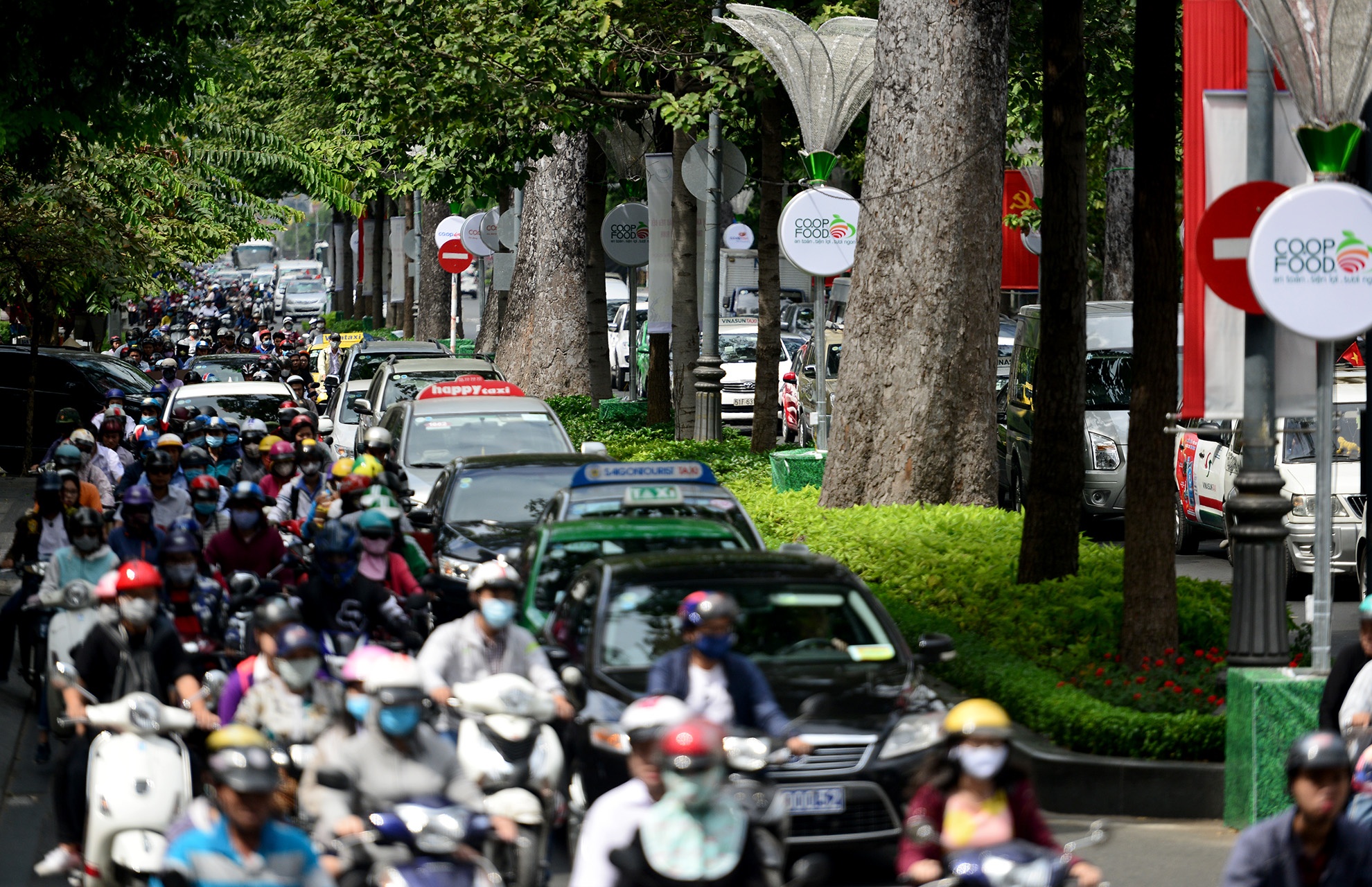 giao thong Sai Gon truoc va ngay mong 1 Tet anh 3