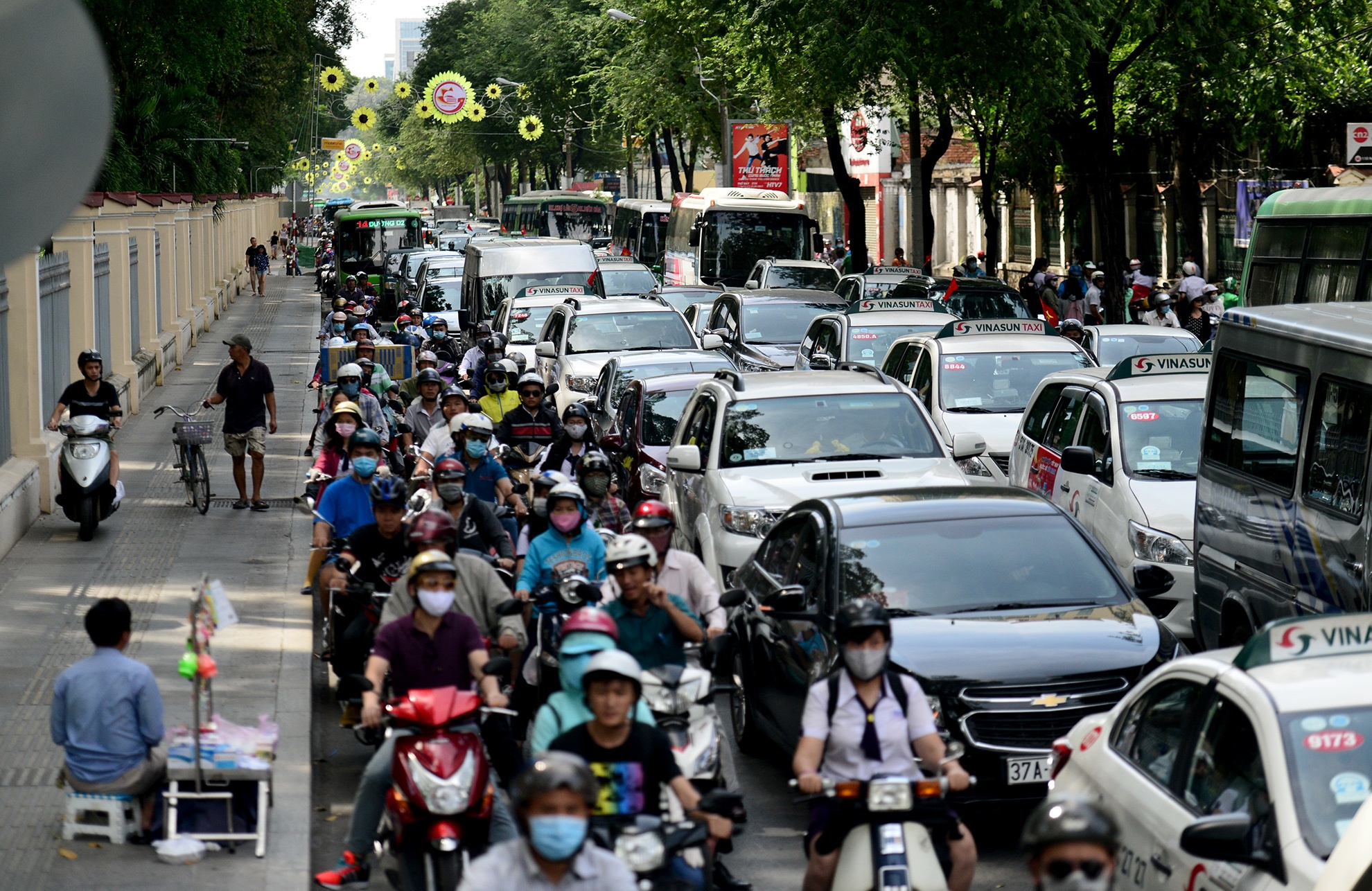 giao thong Sai Gon truoc va ngay mong 1 Tet anh 1