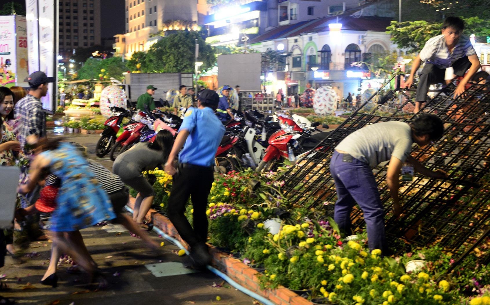 Vuot rao vao 'mot' hoa o pho di bo Nguyen Hue dem be mac hinh anh