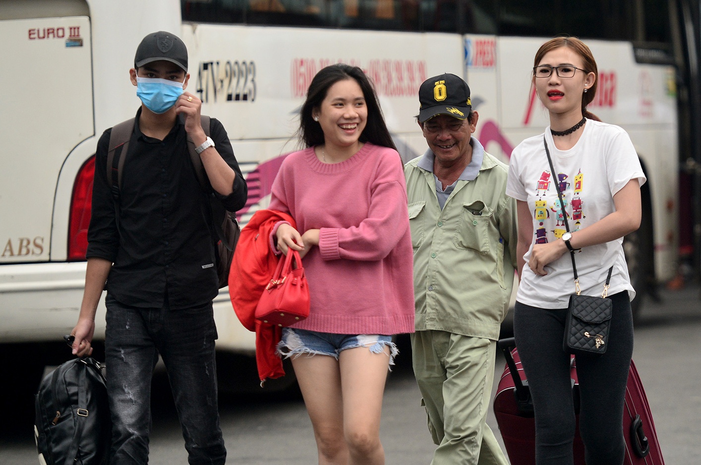 Nguoi dan linh kinh hanh ly tro lai Sai Gon sau Tet hinh anh