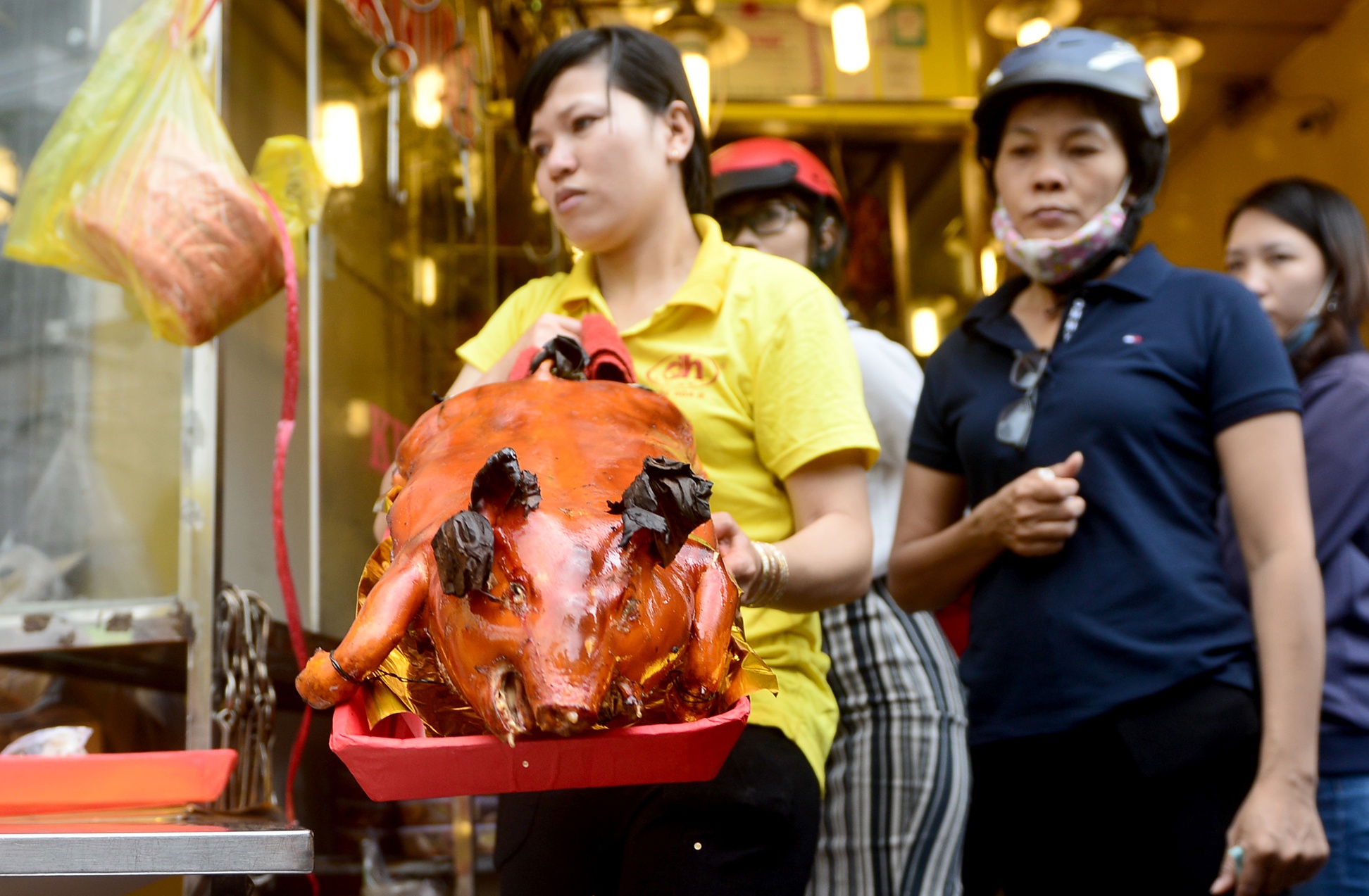 Tiem heo quay o Sai Gon ban het hon 200 con trong 3 gio hinh anh