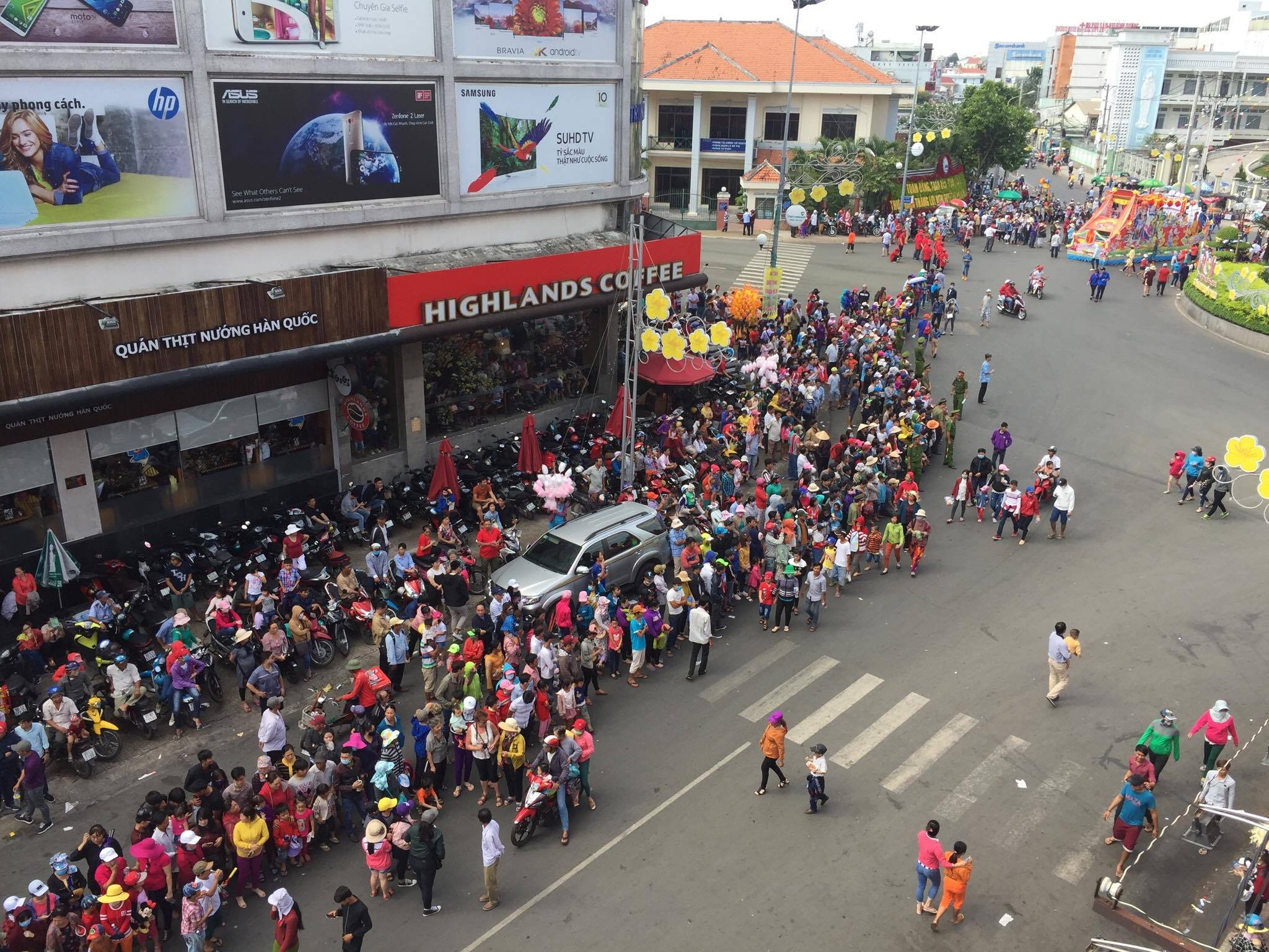 Hang nghin nguoi cho doi den gio ruoc kieu Ba o Binh Duong hinh anh
