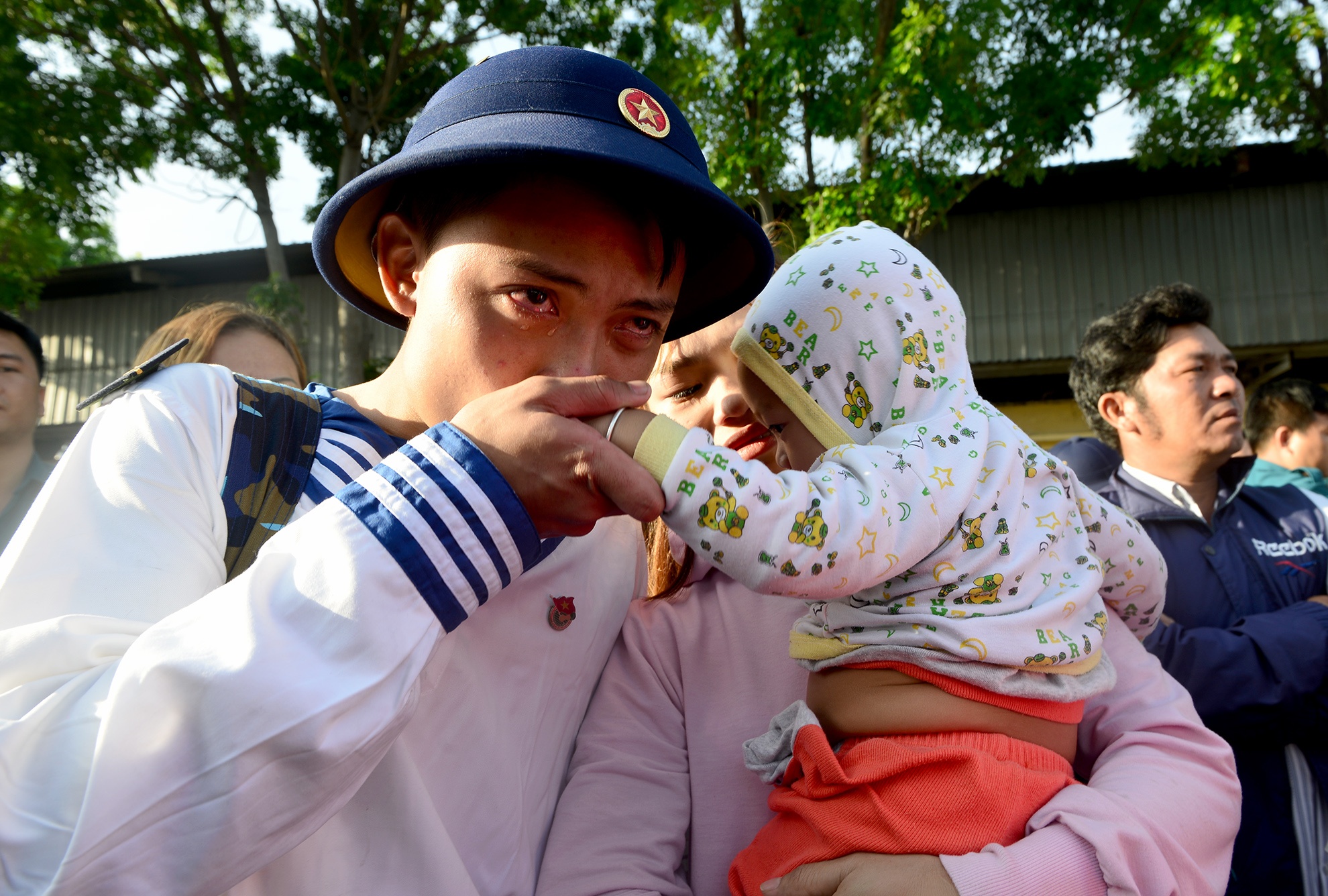 thanh nien TP.HCM bin rin len duong nhap ngu anh 10