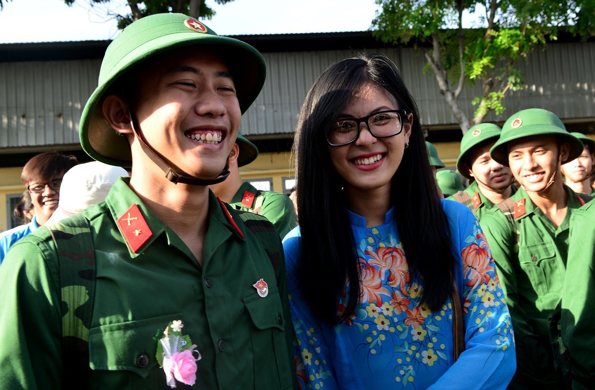 thanh nien TP.HCM bin rin len duong nhap ngu anh 12