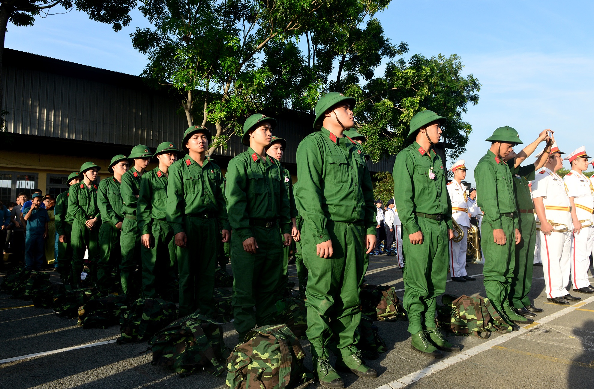 thanh nien TP.HCM bin rin len duong nhap ngu anh 1