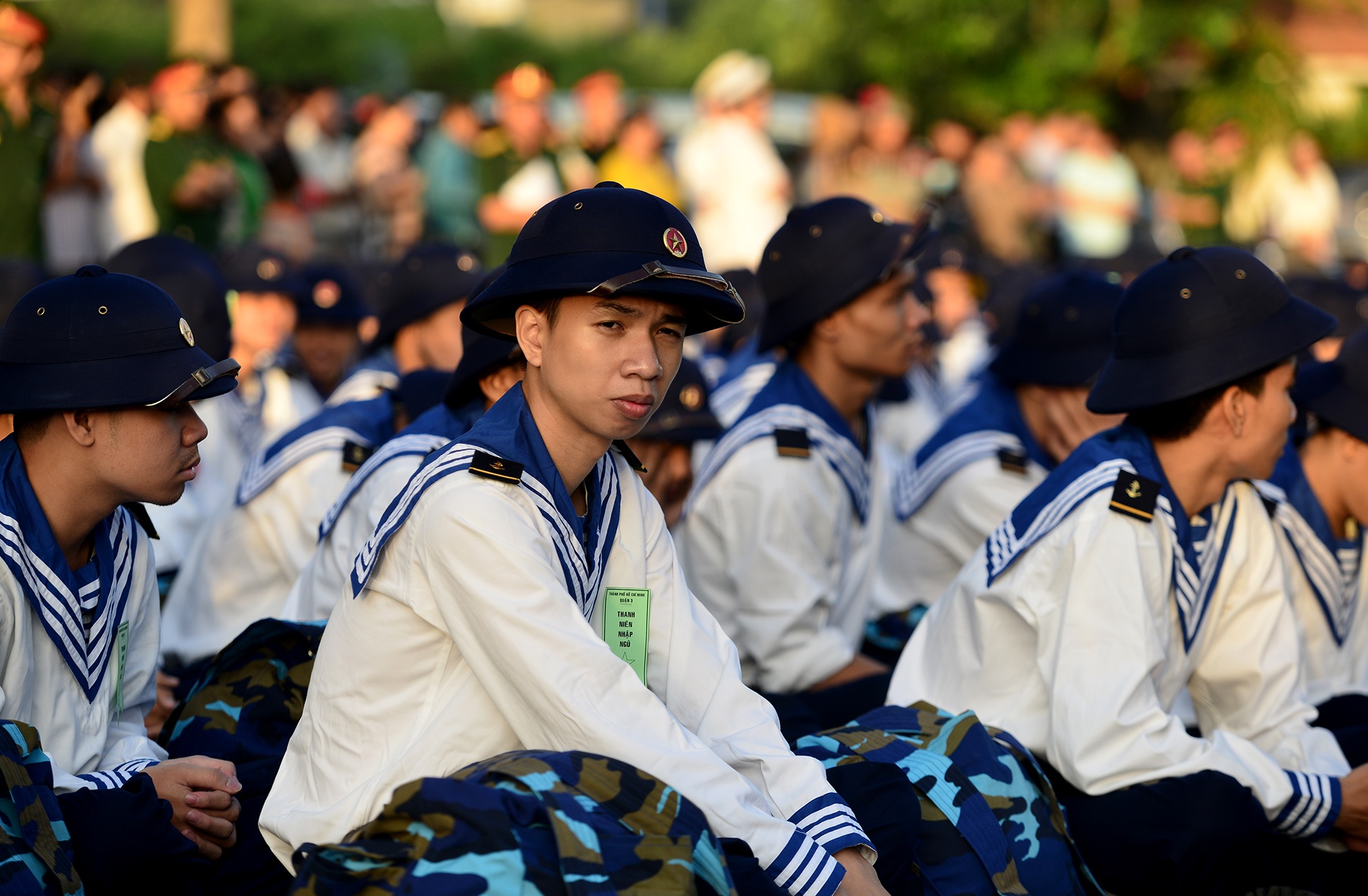 thanh nien TP.HCM bin rin len duong nhap ngu anh 2