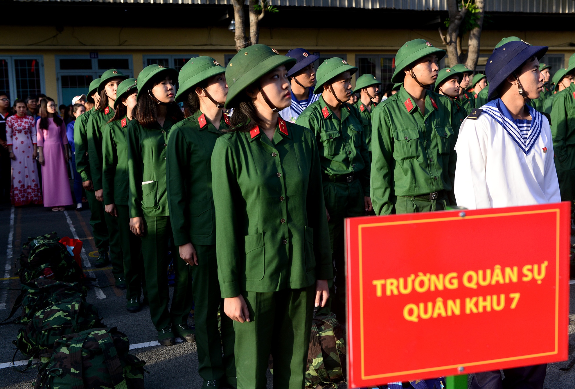 thanh nien TP.HCM bin rin len duong nhap ngu anh 4