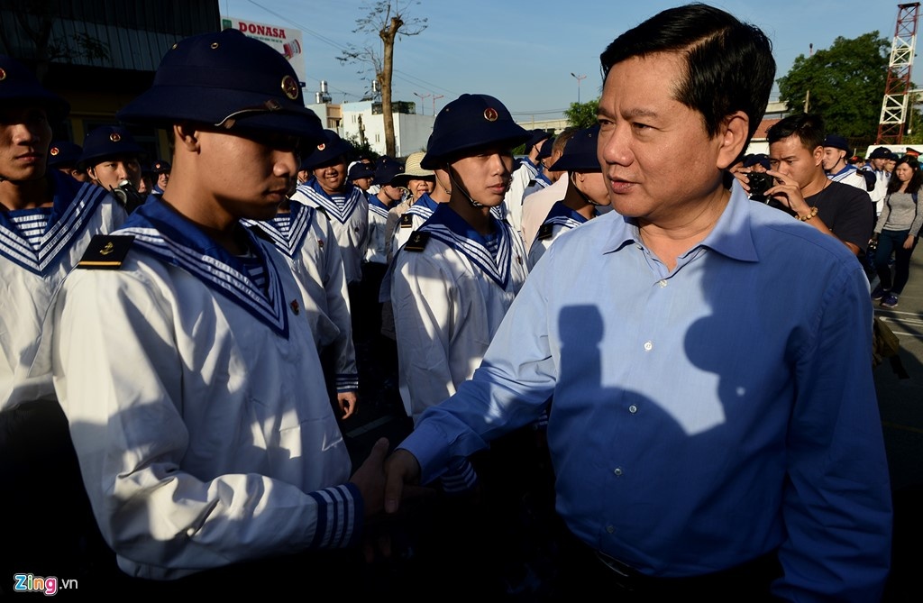 thanh nien TP.HCM bin rin len duong nhap ngu anh 3