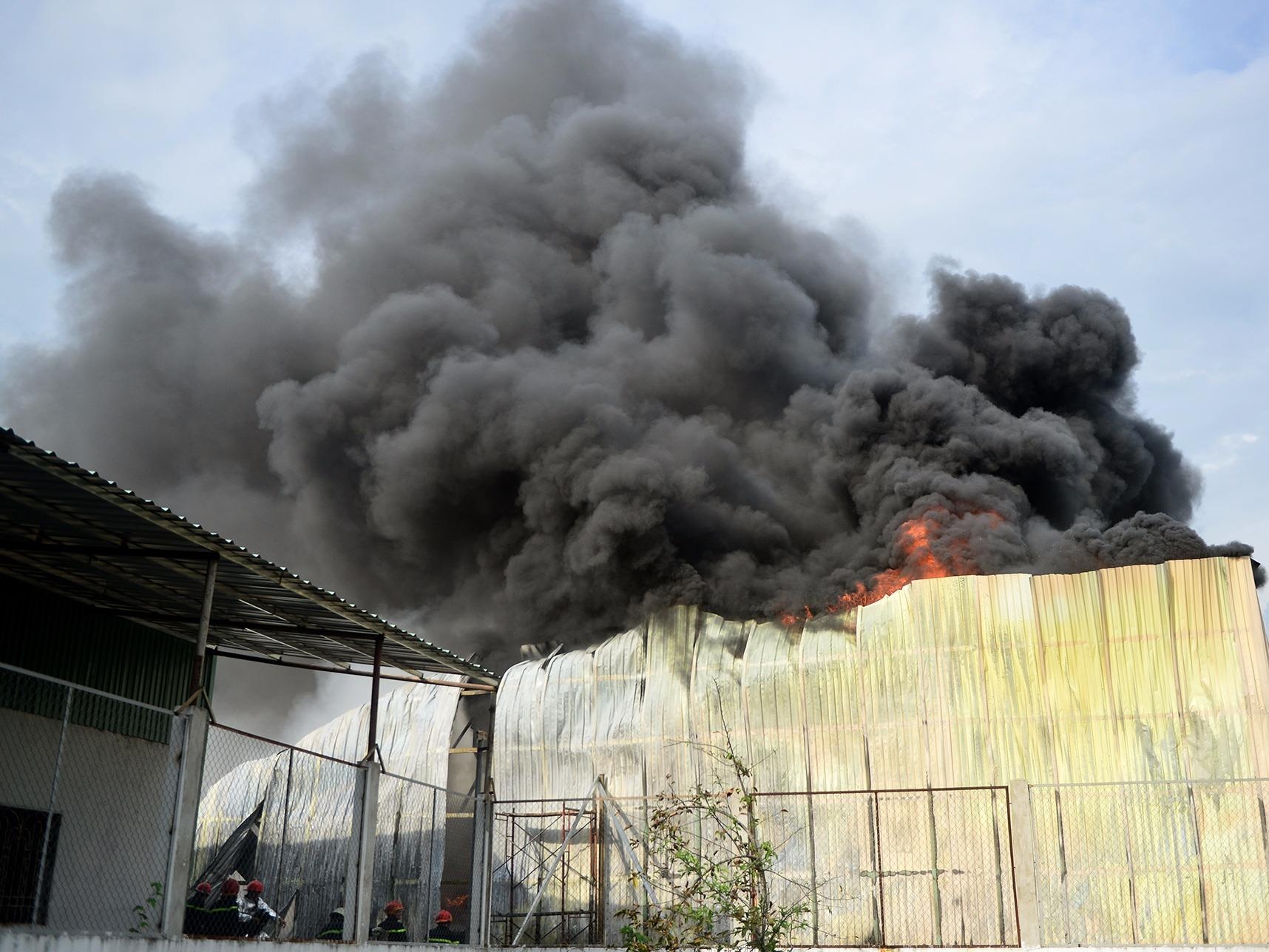 Nha kho 700 m2 o Sai Gon tan hoang sau 3 gio bung chay hinh anh