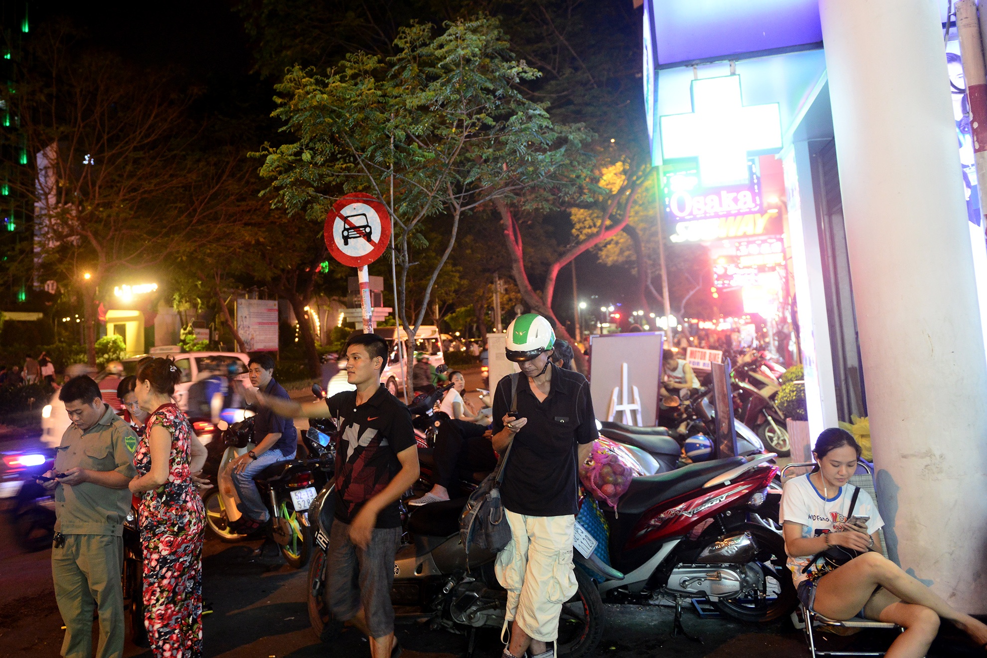 lan chiem via he o quan 1 vao ban dem anh 11