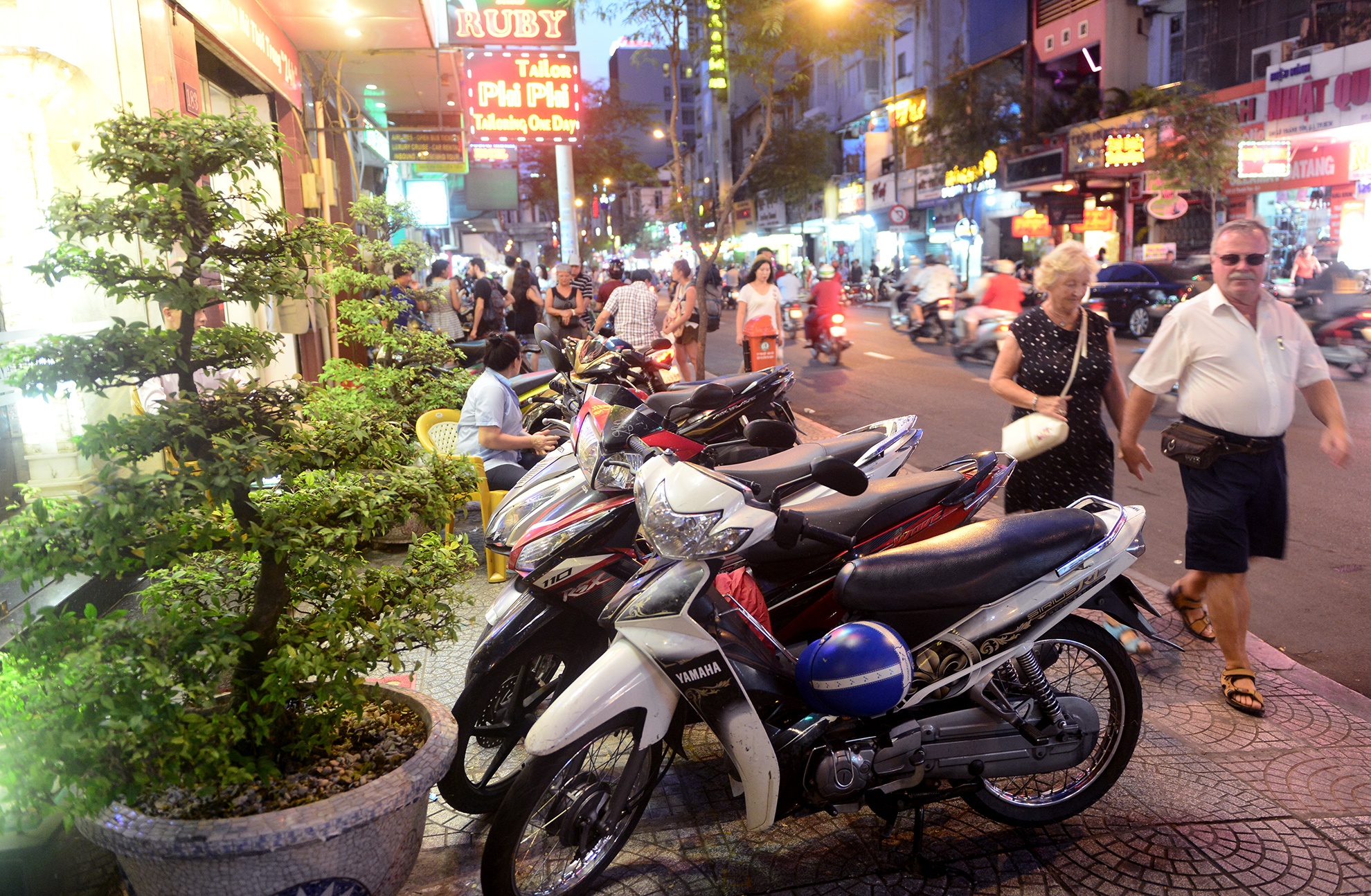 lan chiem via he o quan 1 vao ban dem anh 1