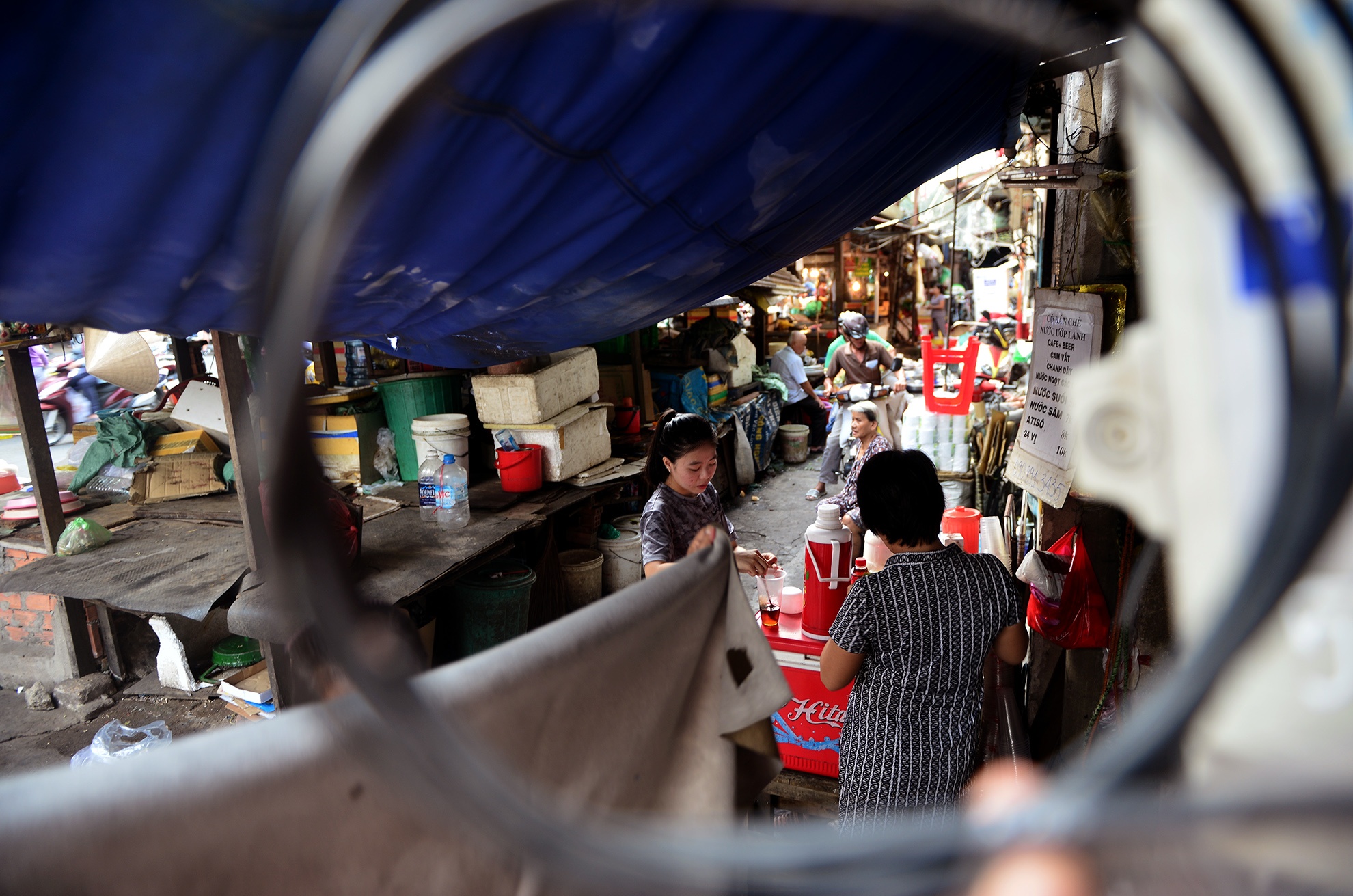 Khu cho xap xe giua duong o trung tam Sai Gon hinh anh