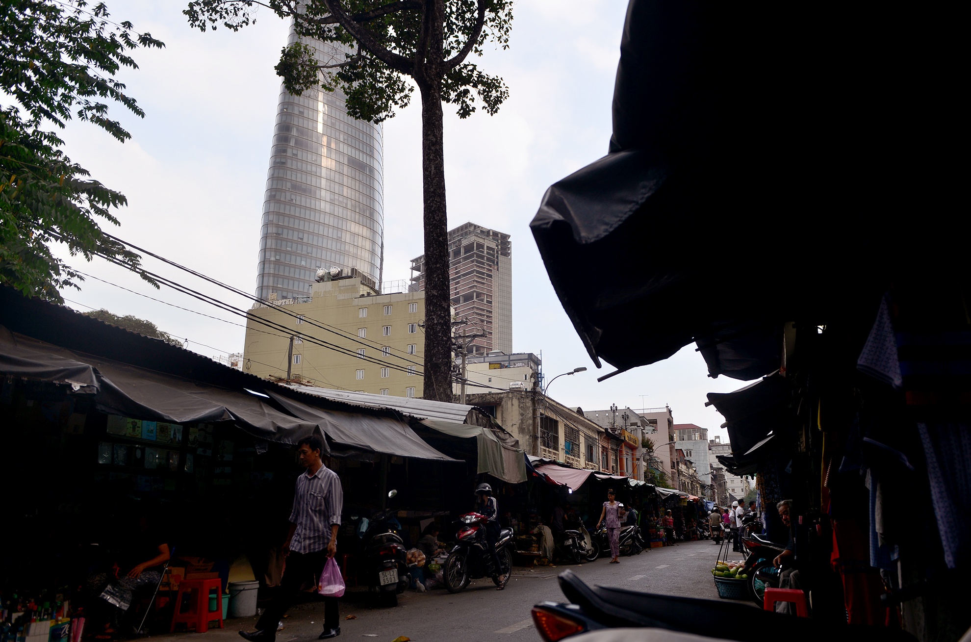 cho cu nhech nhac nam giua duong trung tam quan 1 anh 1