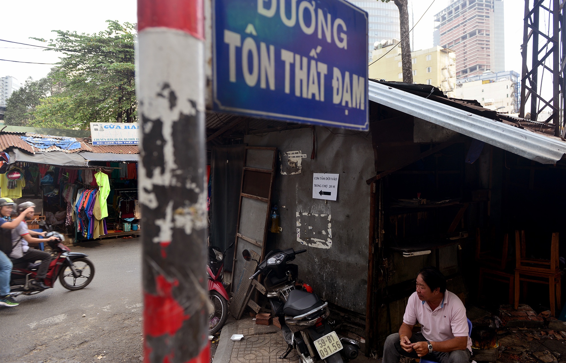 cho cu nhech nhac nam giua duong trung tam quan 1 anh 2