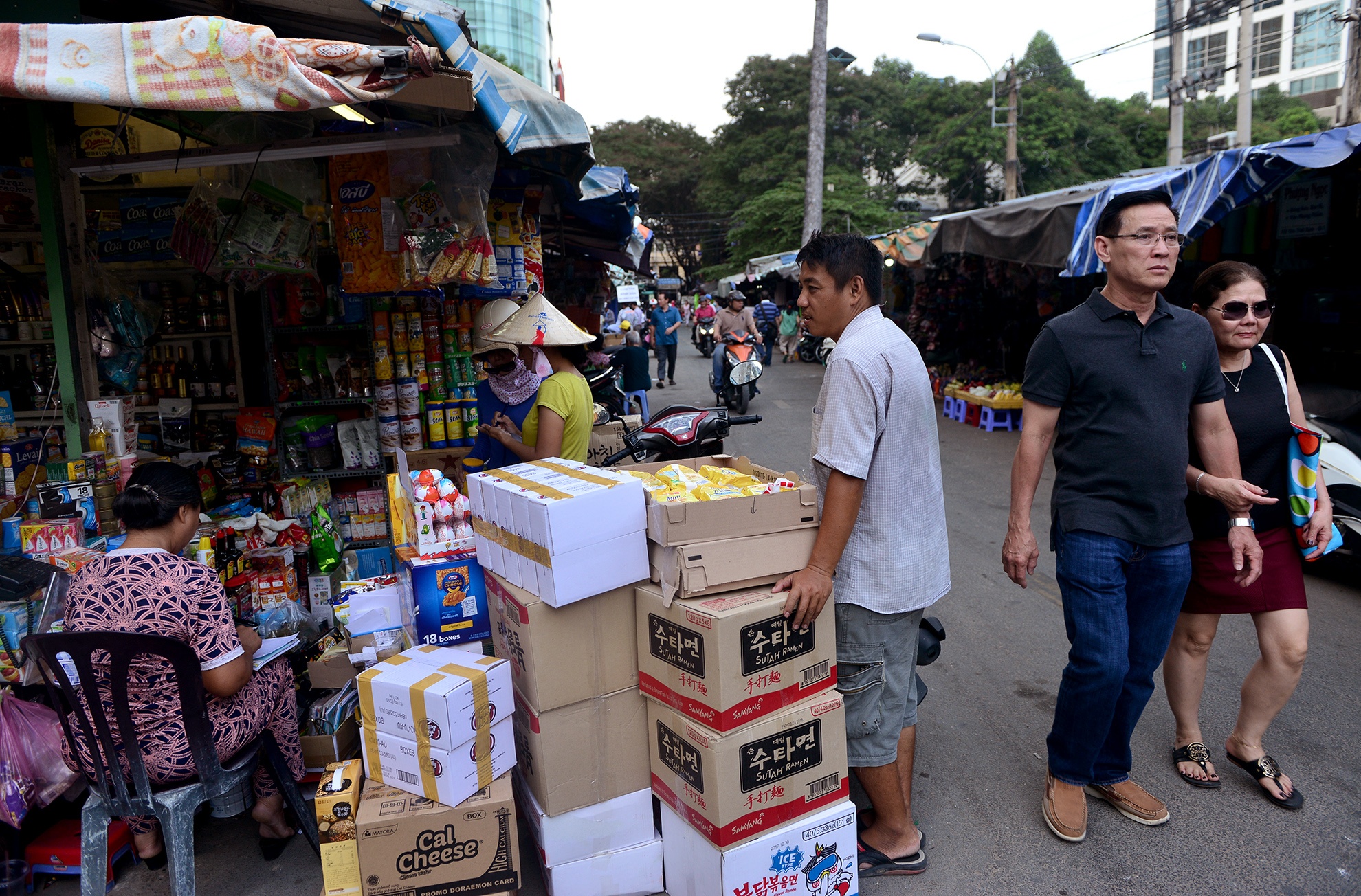 cho cu nhech nhac nam giua duong trung tam quan 1 anh 8