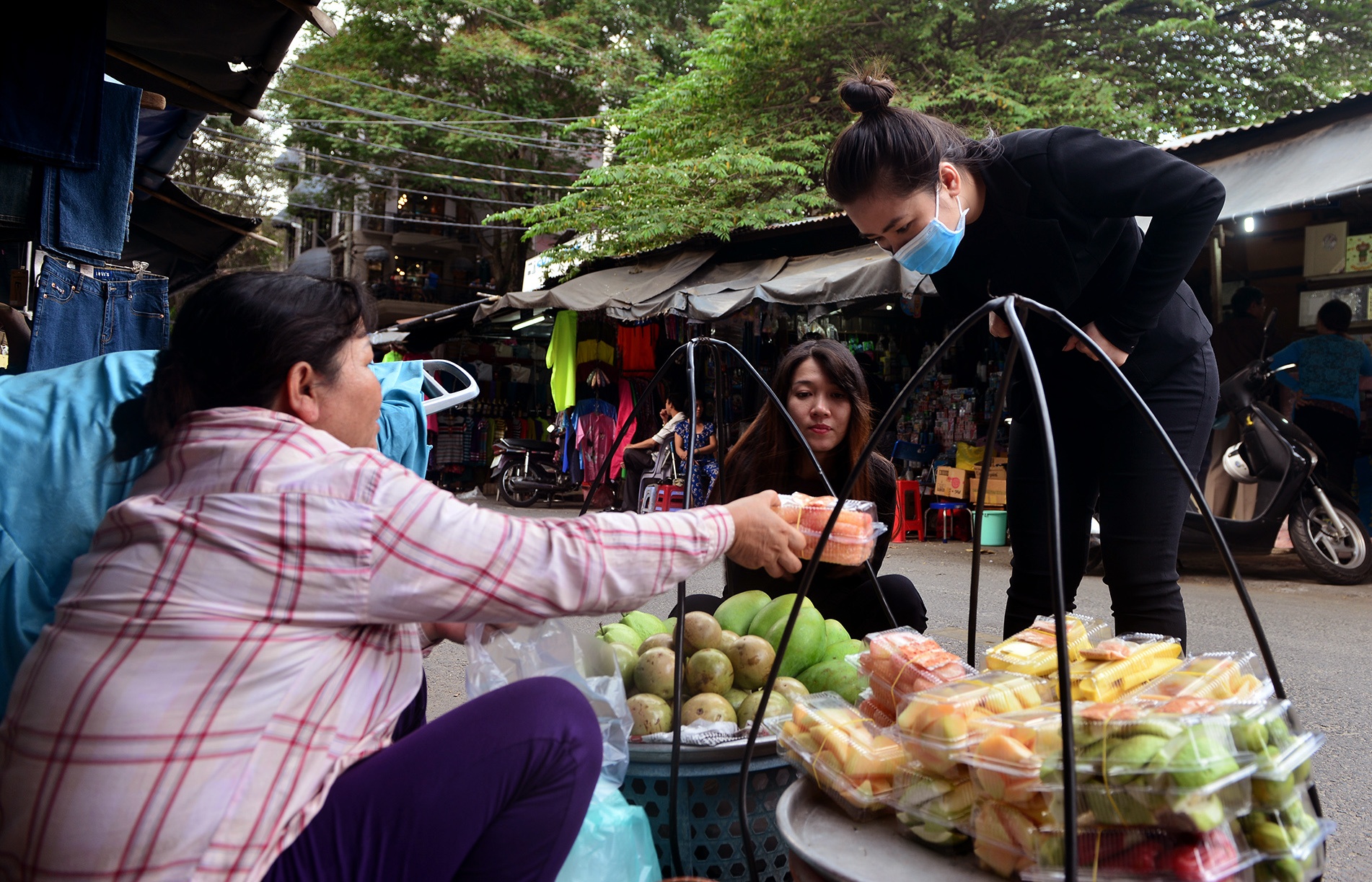 cho cu nhech nhac nam giua duong trung tam quan 1 anh 9