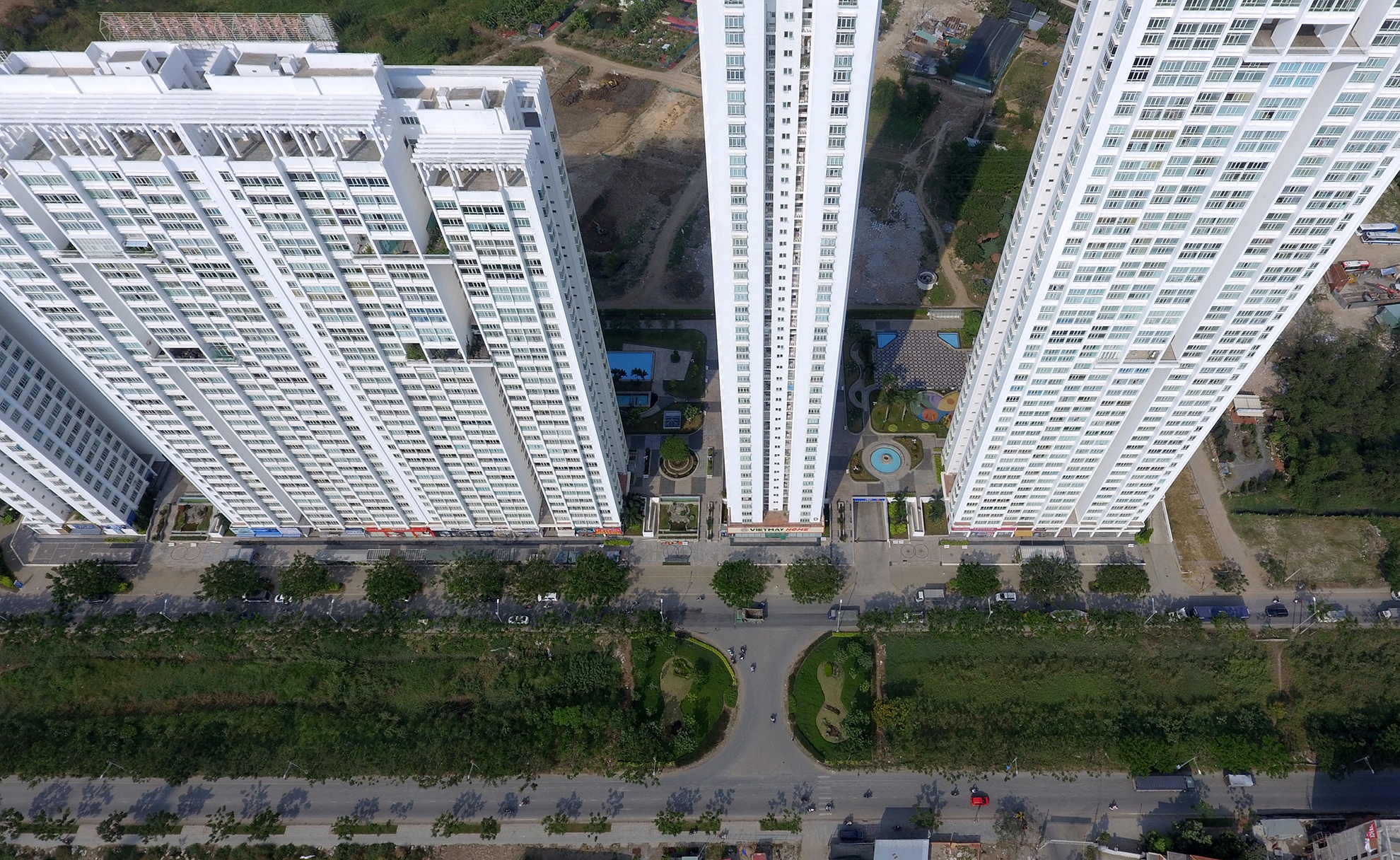 Cao oc chen chuc tren duong Nguyen Huu Tho, Sai Gon hinh anh