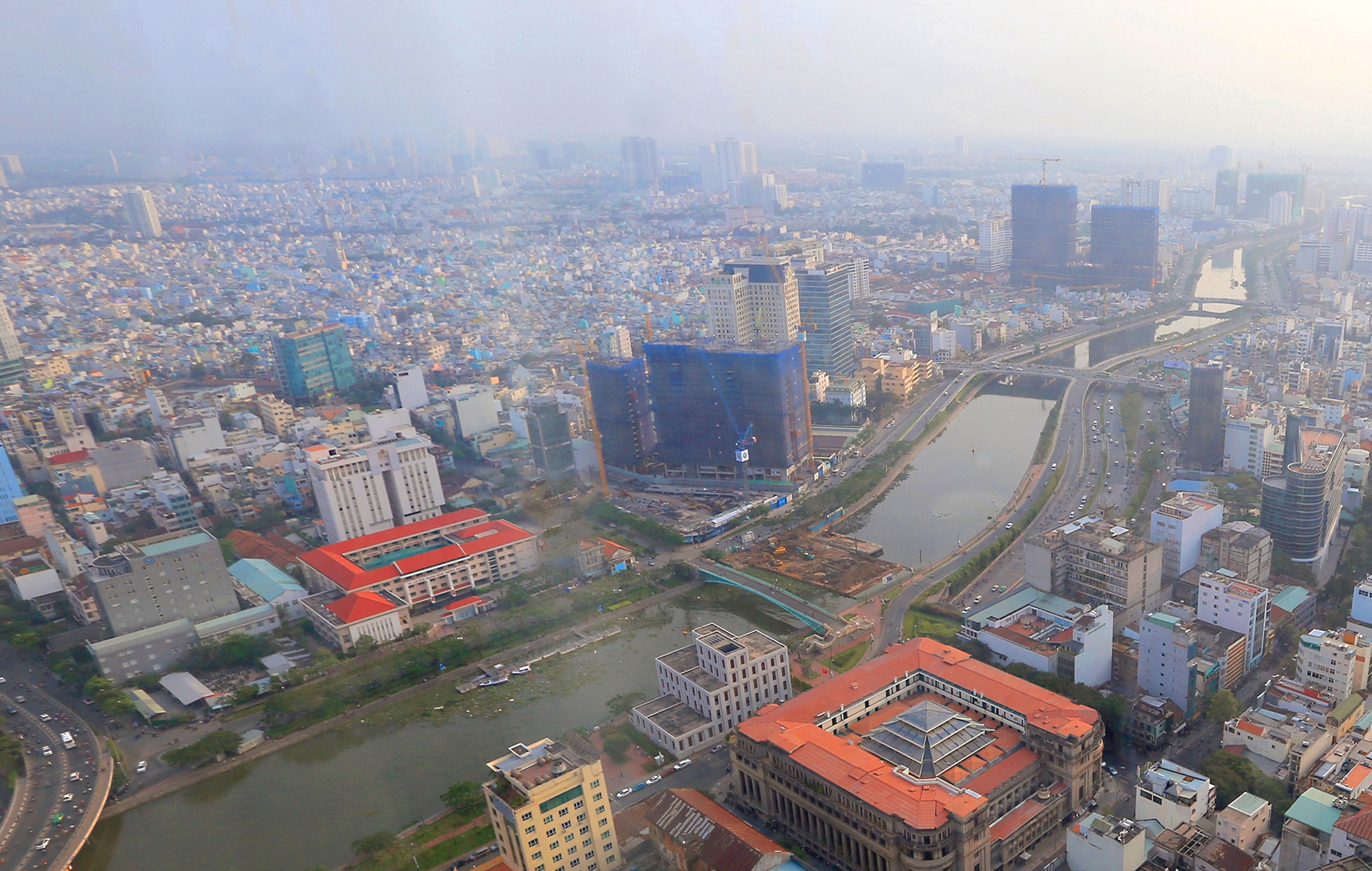 du an bat dong san moc len ben duong Ben Van Don anh 1