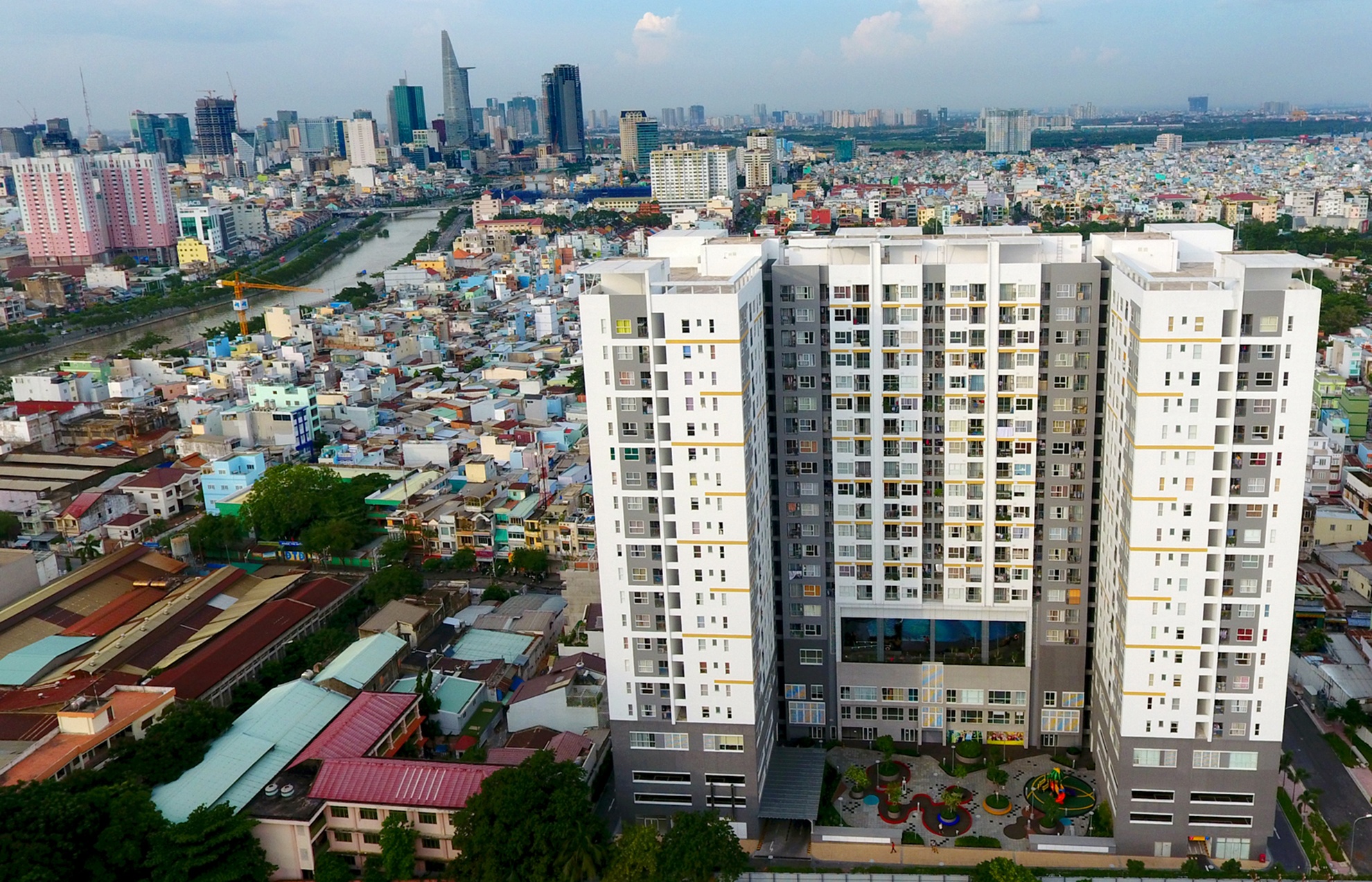 du an bat dong san moc len ben duong Ben Van Don anh 10