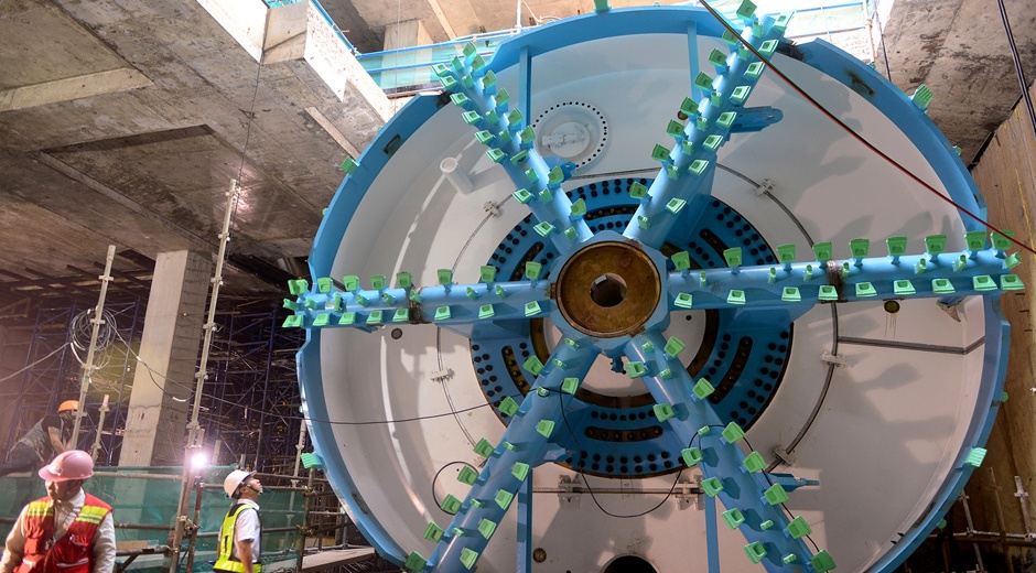 Can canh robot hien dai khoan ham metro o Sai Gon hinh anh